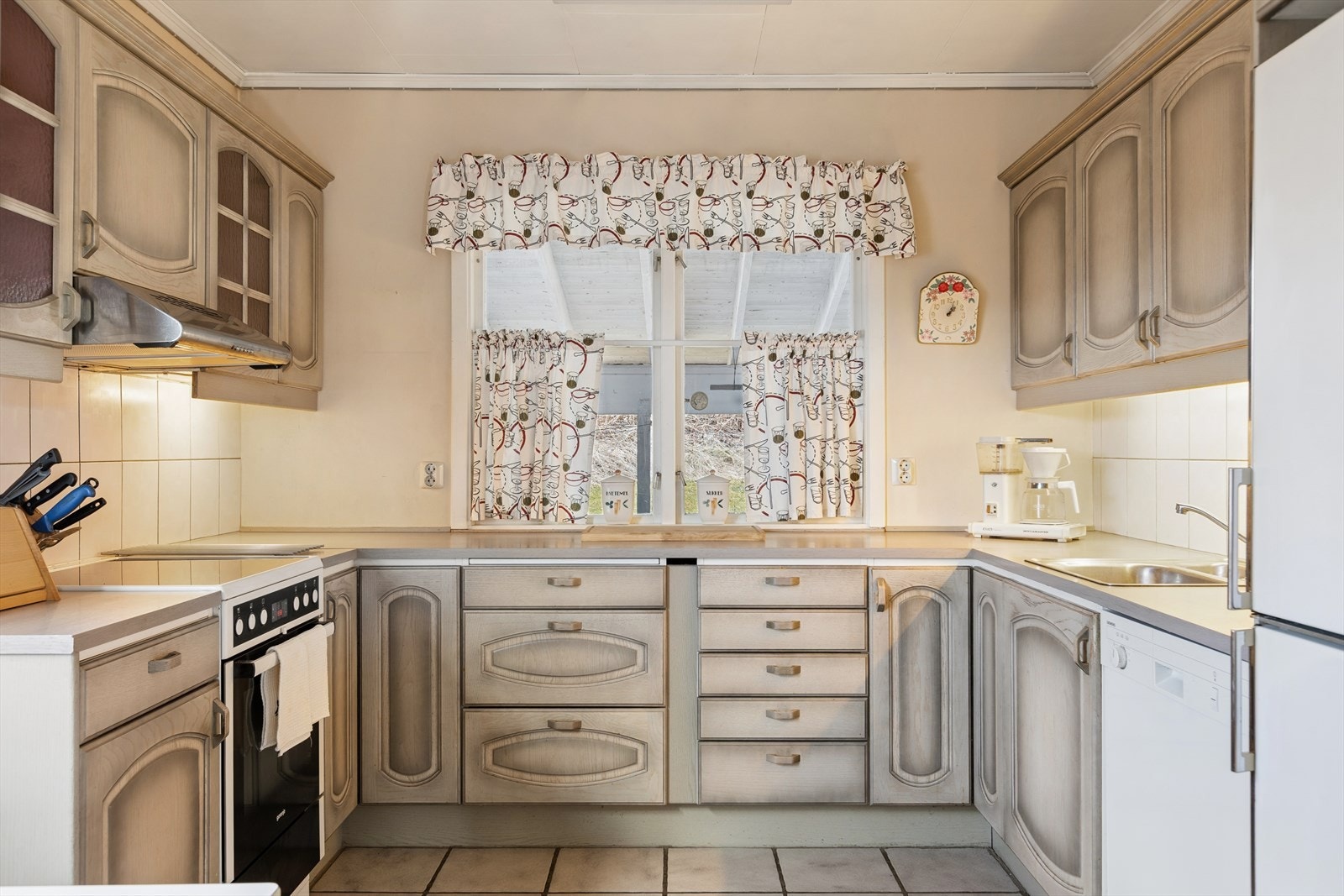 Kjøkkenet er oppmålt til hele 11,7 kvm og har er rikelig utvalg av skap- og skuffeløsninger Galleribilde