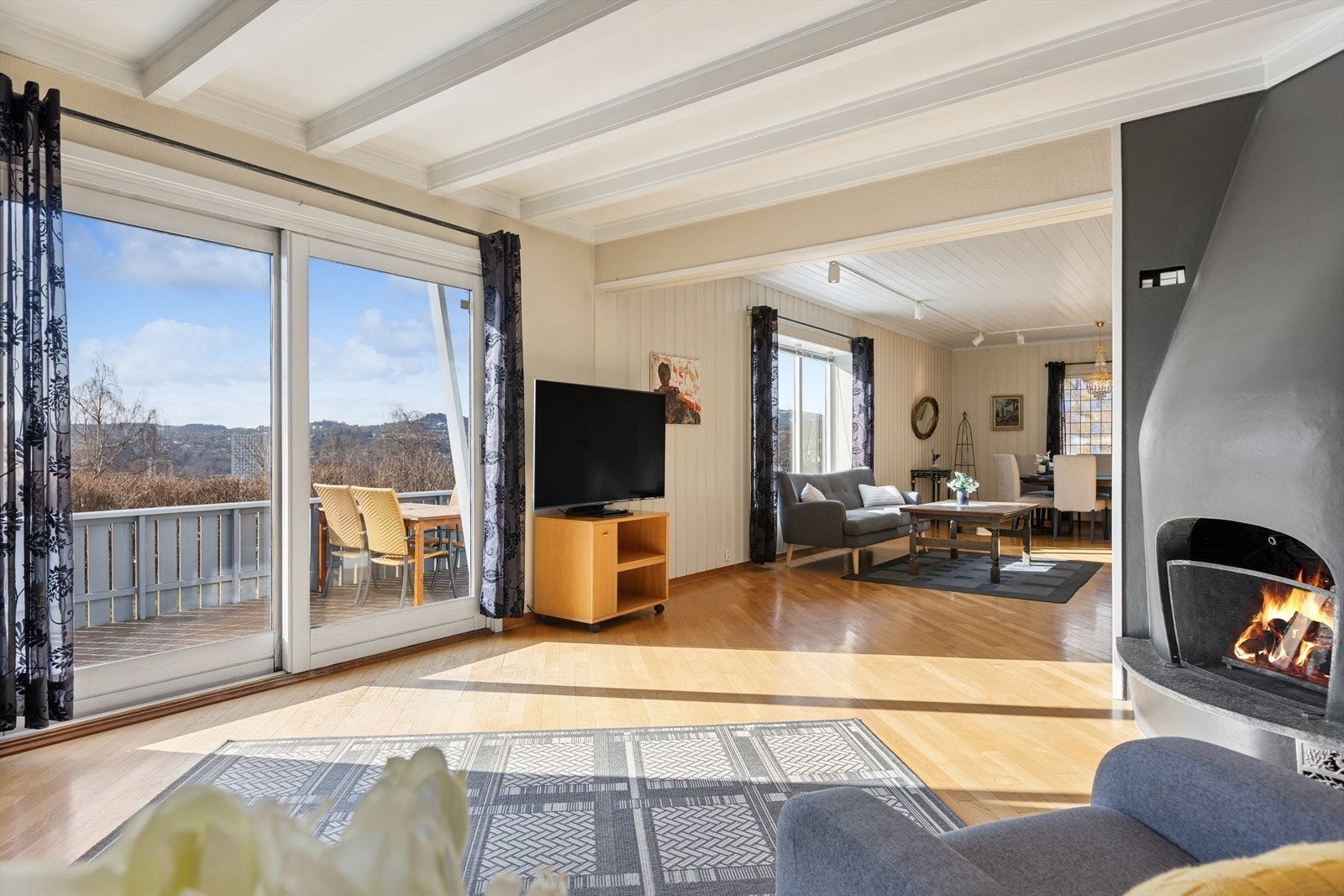 StuerDe store vindusflatene gir godt naturlig lys. Her er det også fri og åpen utsikt Galleribilde