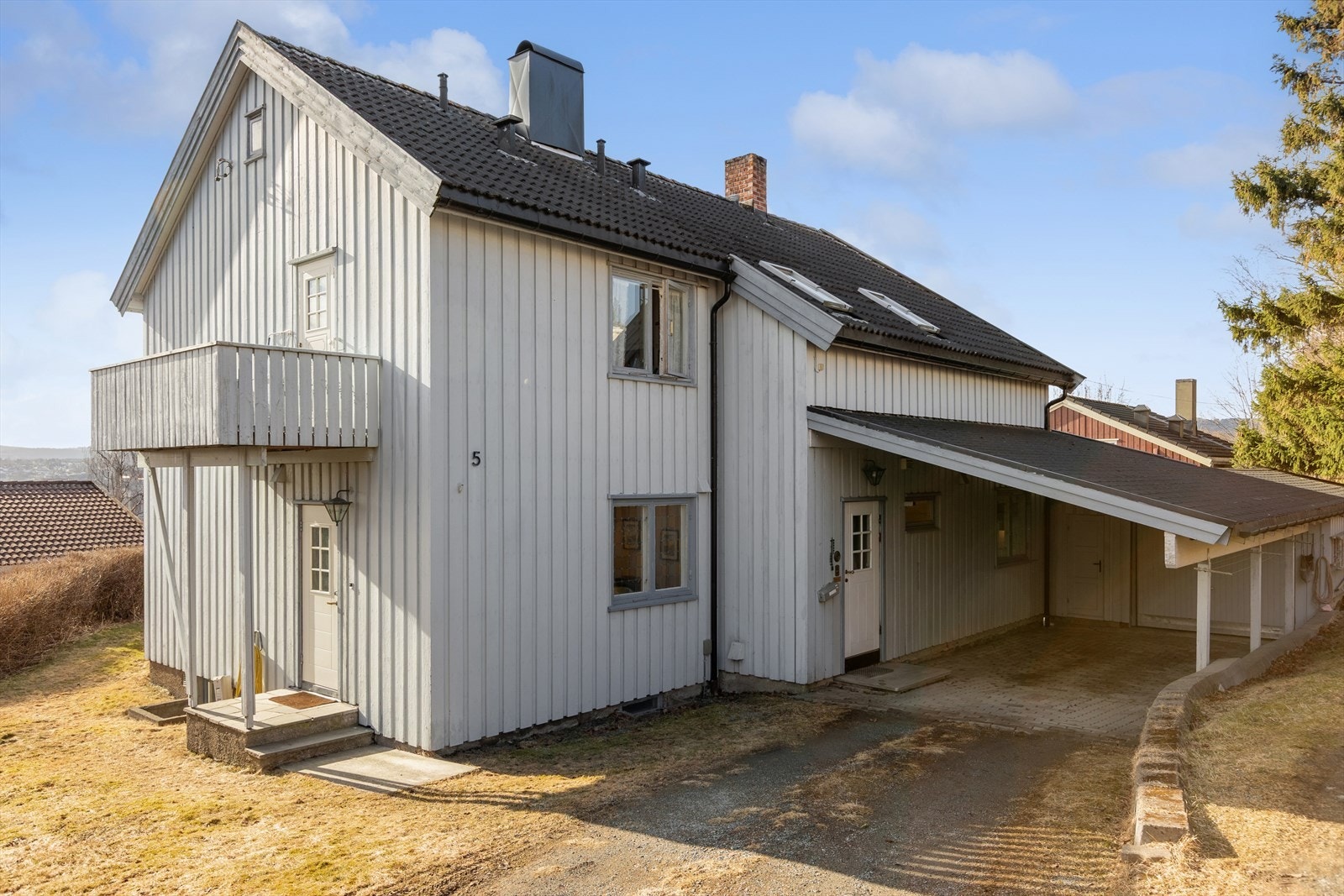 Boligen har egen utleiedel med separat inngang og egen balkong Galleribilde