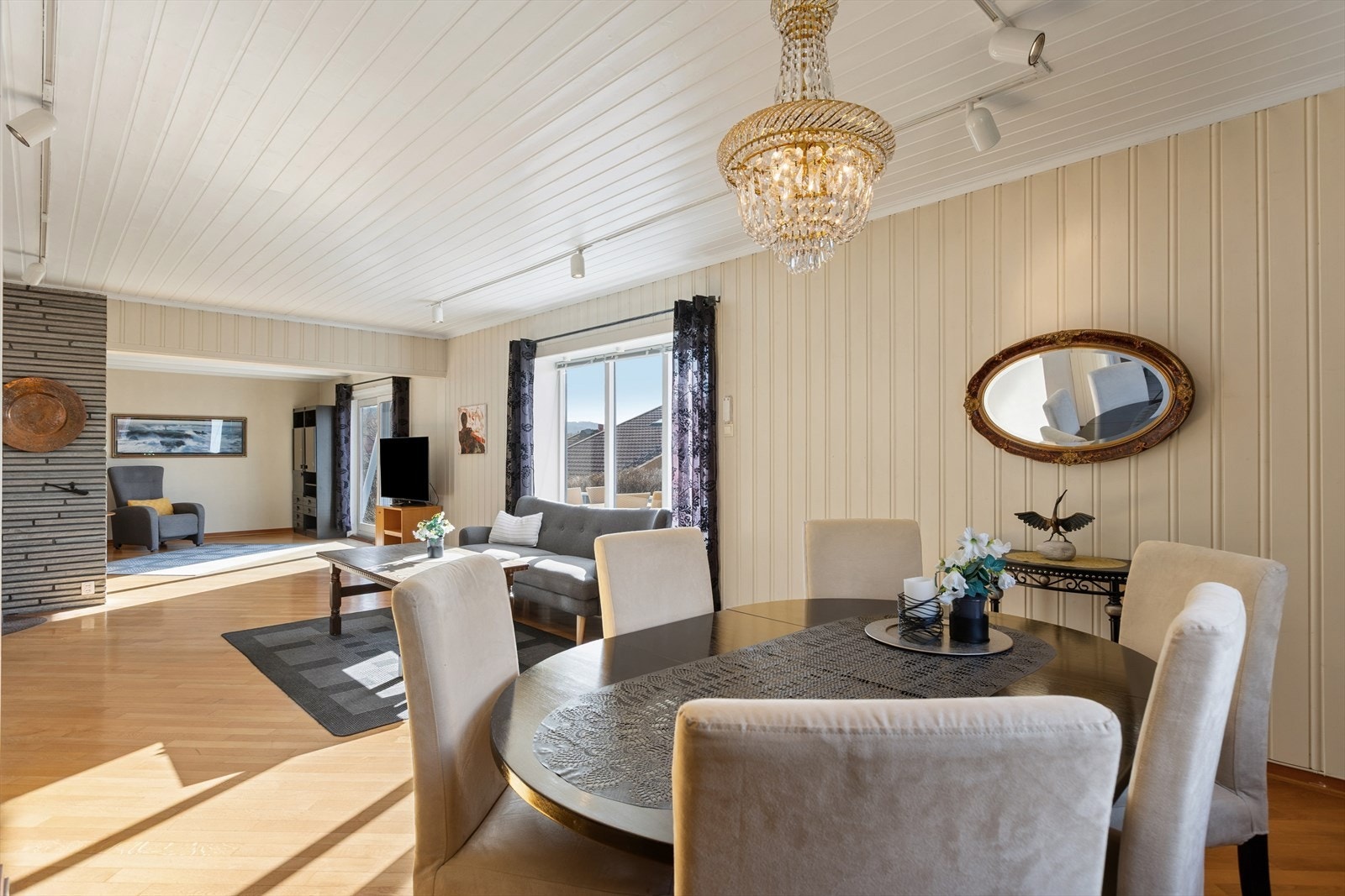 Ved kjøkkenet er det avsatt plass til en raus spisestueløsning Galleribilde