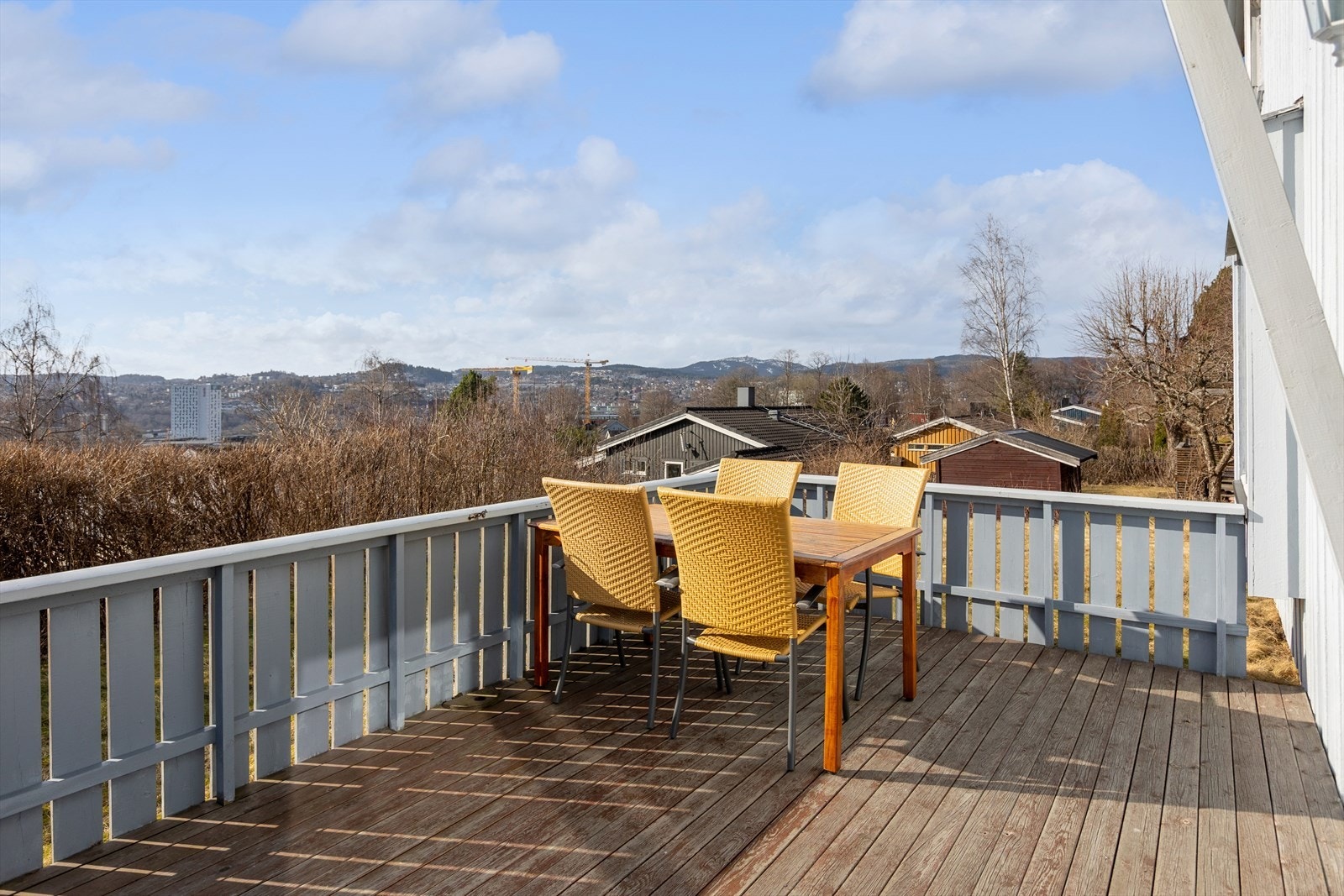 Terrassen er oppmålt til 15 kvm og har god plass til både sittegruppe og grill Galleribilde