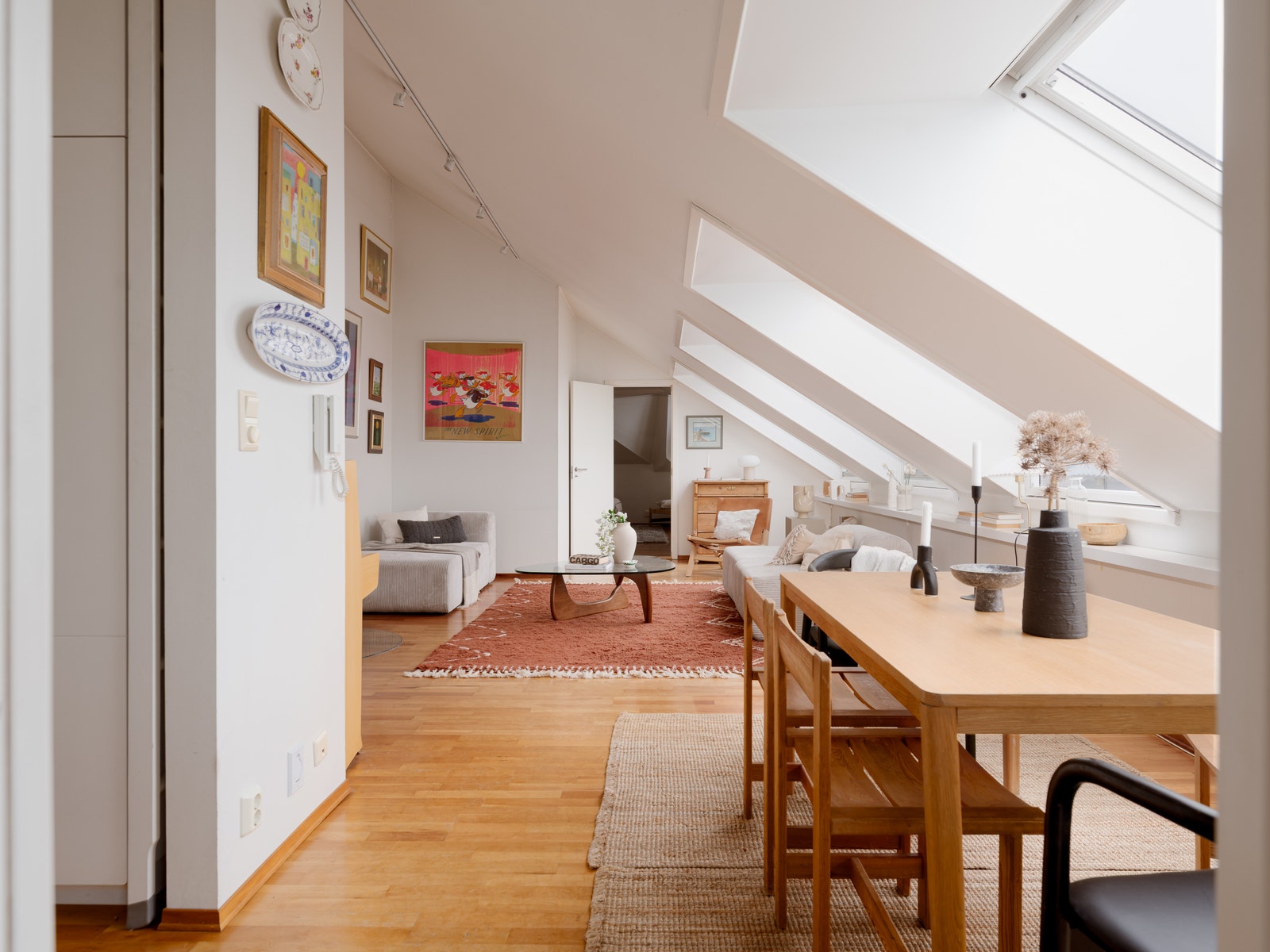 Stor og romslig stue med mange muligheter for innredning. Galleribilde