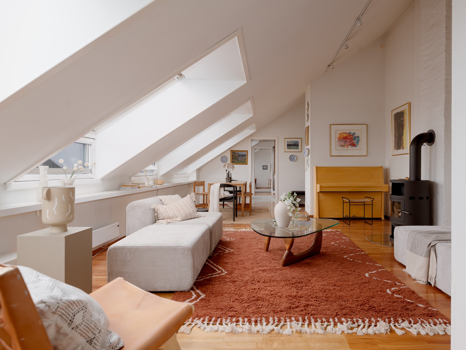 Store vindusflater som slipper inn mye naturlig lys i leiligheten. Galleribilde