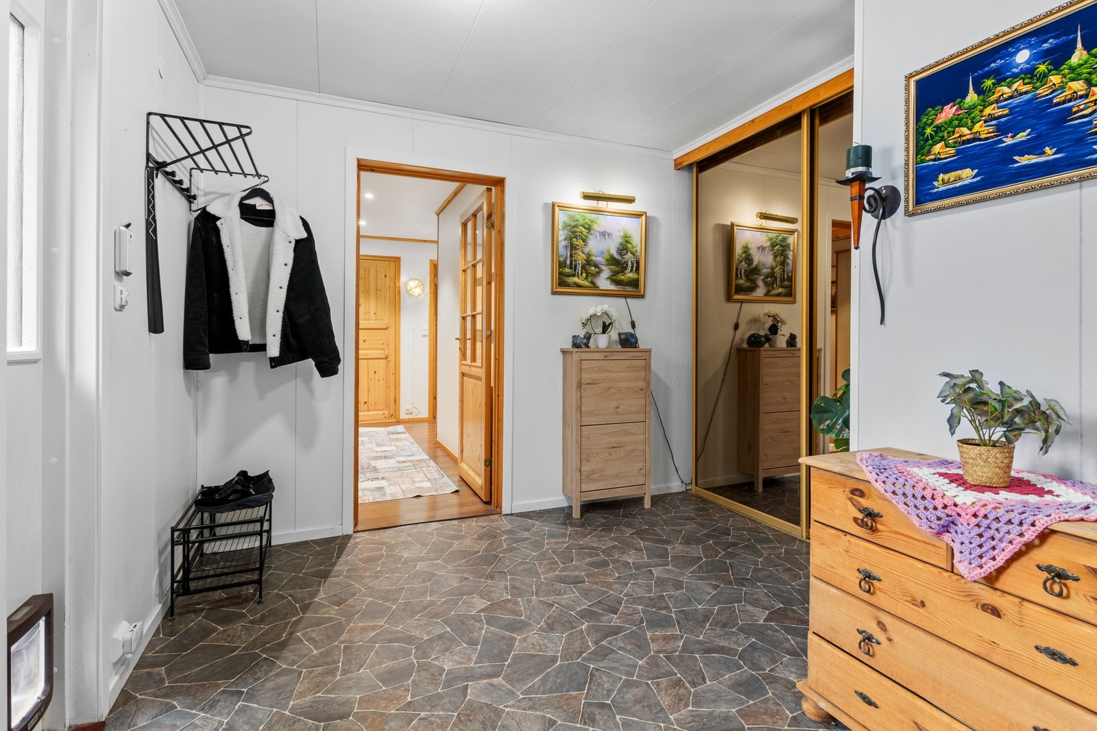 Romslig èntre på 15 kvm. Galleribilde