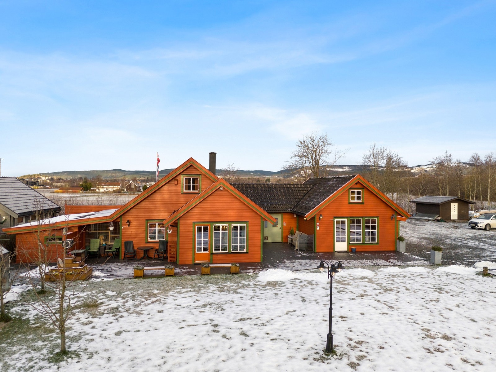 Fasade på framsiden av huset - Opparbeidet med platt og ny plen. Galleribilde