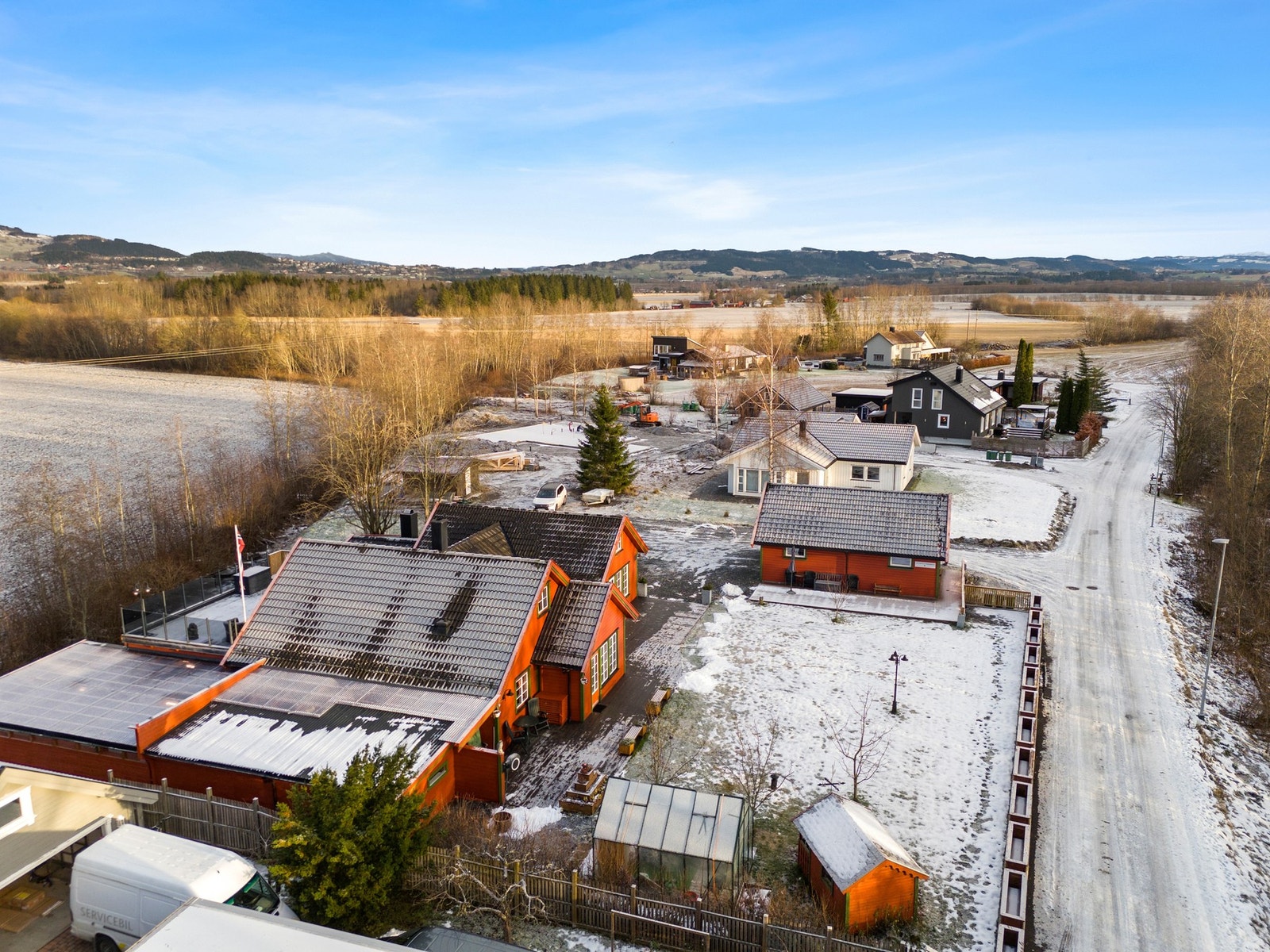 Romslig tomt - legg merke til takterrassen bak. Galleribilde