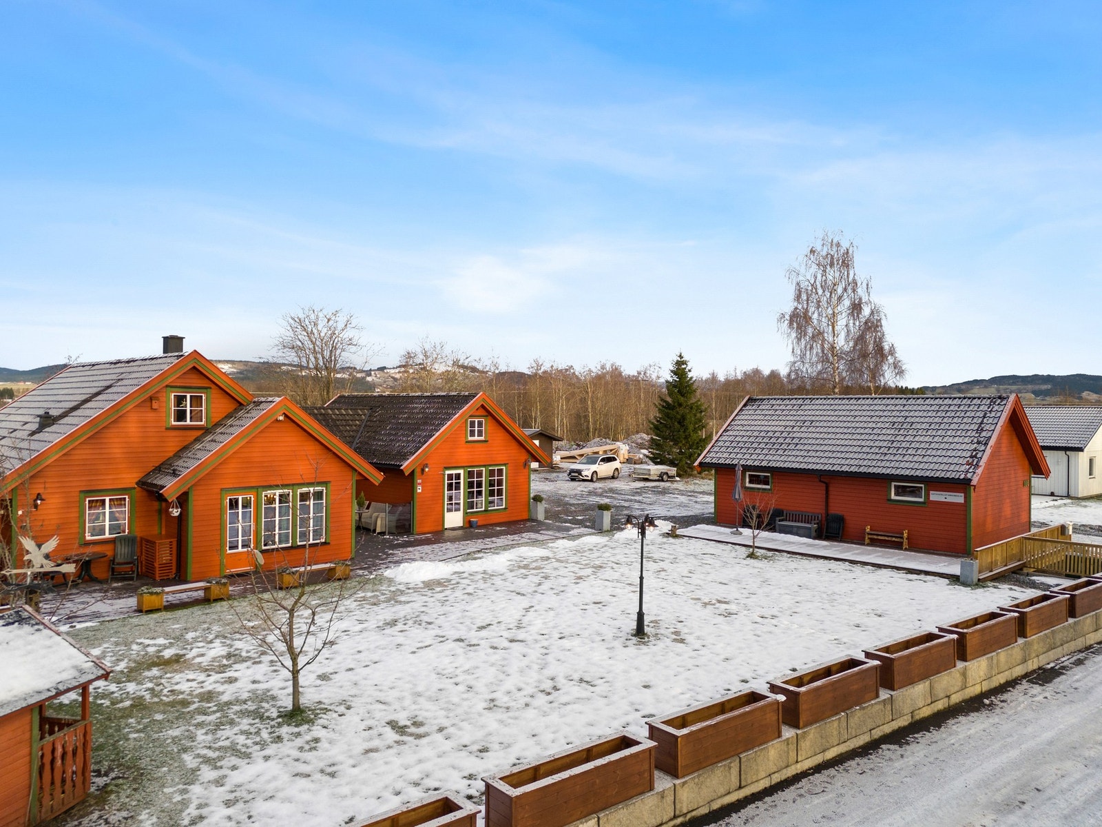 Pent innrammet med stein mot veien. Galleribilde