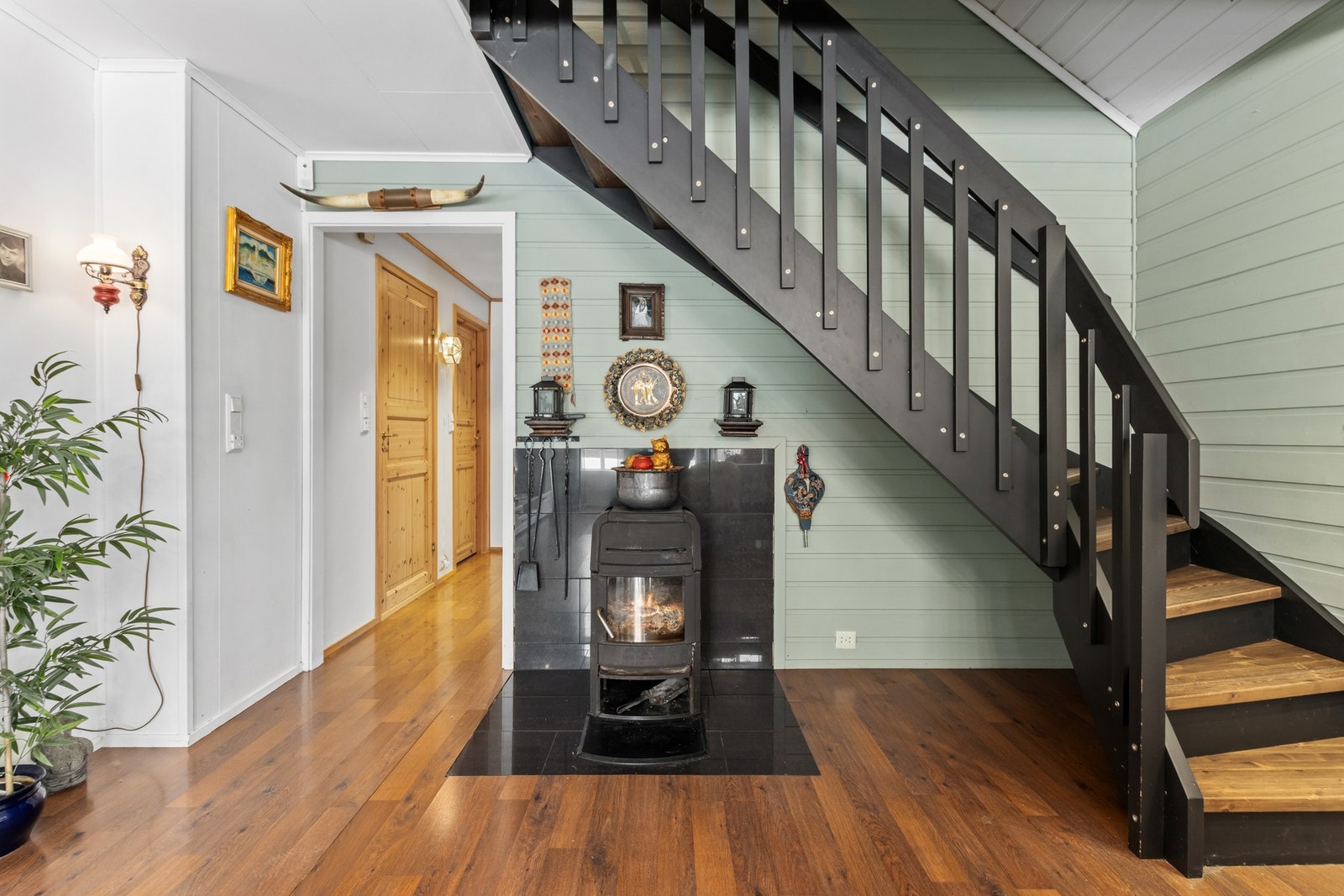 Stue - dørene bak er tilknyttet bad og soverom. Galleribilde