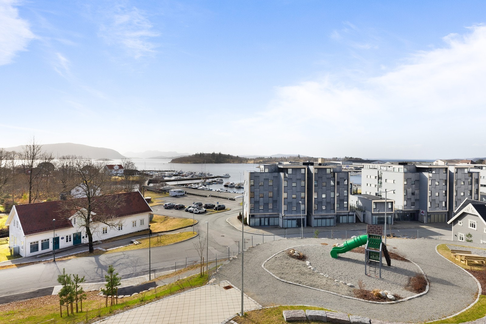 Utsikten kan nytes helt inn i fra sofakroken Galleribilde