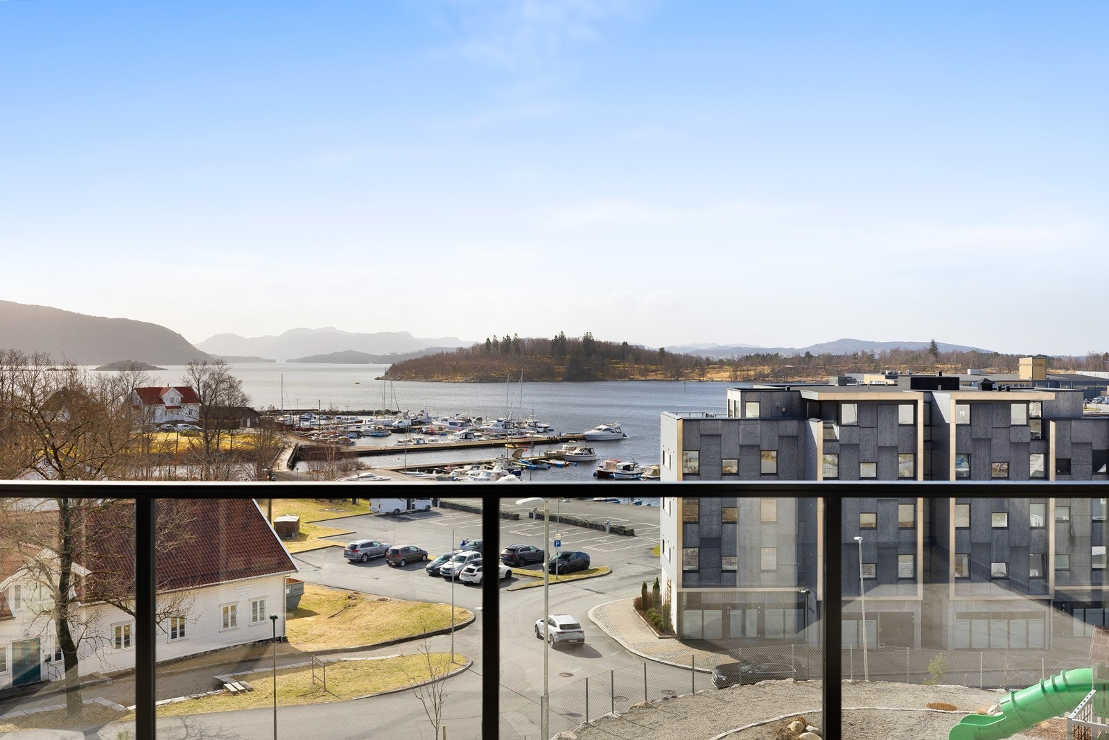 Fra leiligheten har man nydelig utsikt mot Vågen, båthavna og utover fjorden Galleribilde