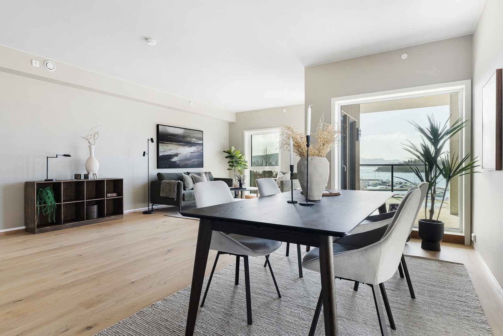 Man har god plass til spisebord hvor man kan dekke opp til hele storfamilien Galleribilde