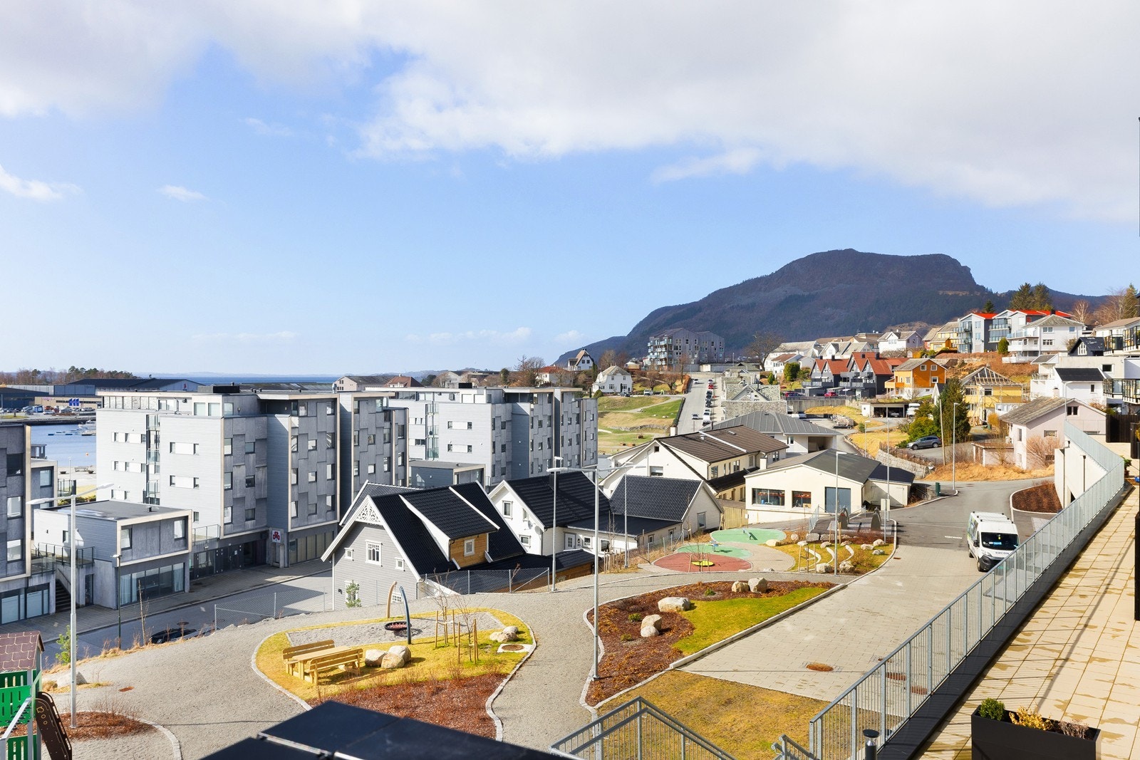 Det er også flotte fellesarealer for beboerne med pent opparbeidet uteområde, lekeplass, border og benker Galleribilde