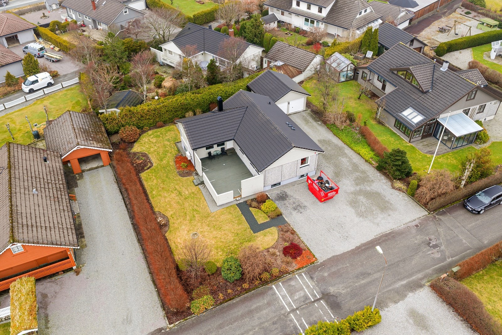 Hekkene skaper et naturlig skille til nabo eiendommene Galleribilde