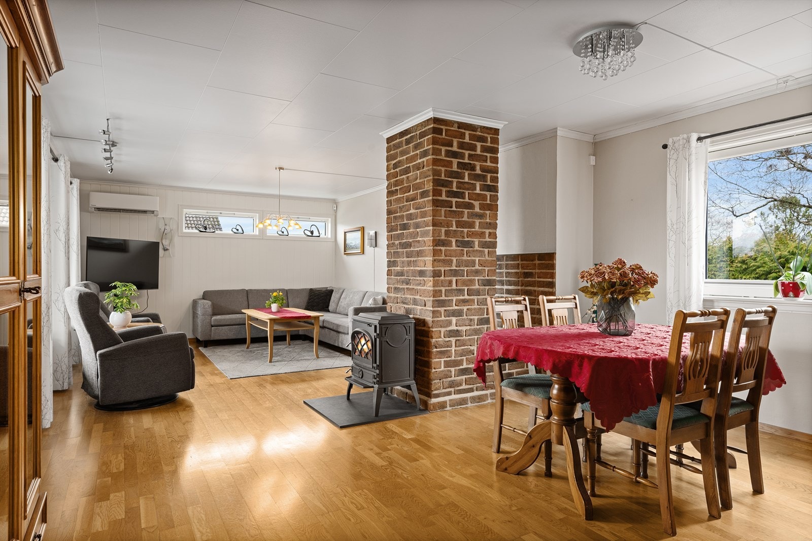 I stuen finner man både vedovn og varmepumpe (varmepumpe fra 2019) Galleribilde