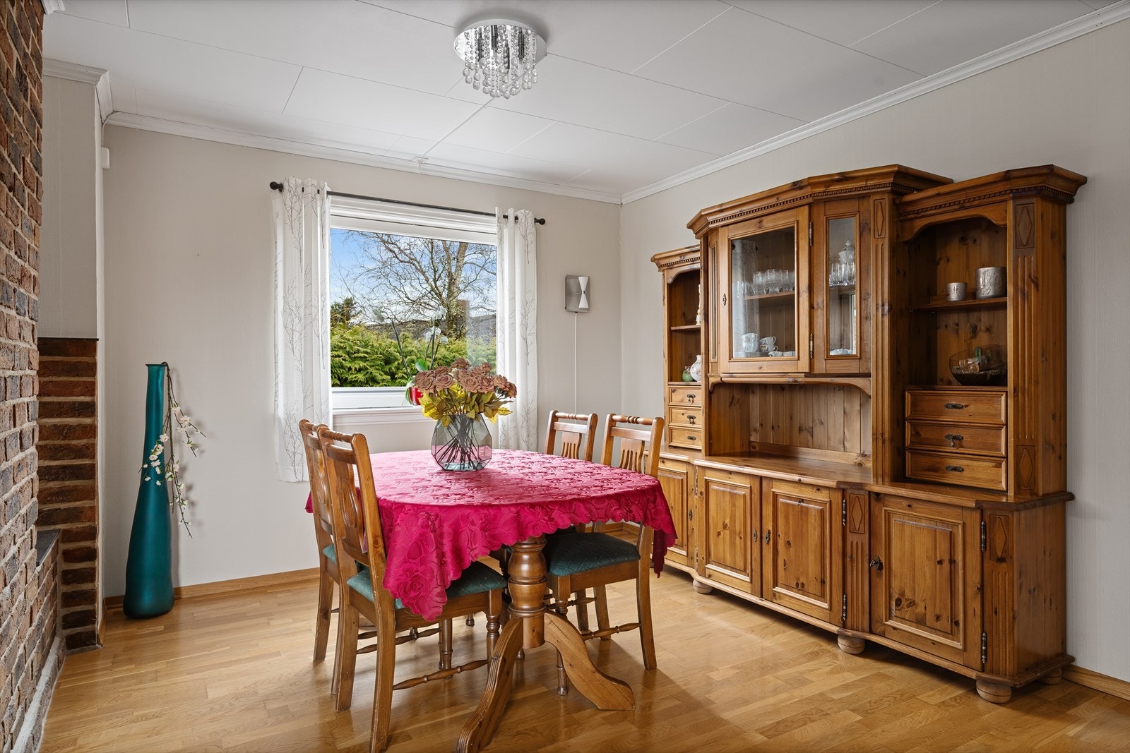 I spisestuen får man god plass til spisebord Galleribilde