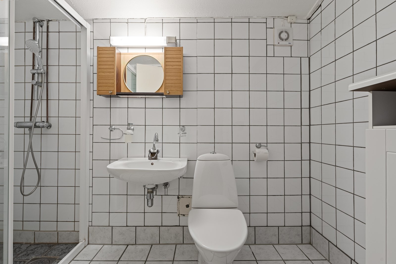 Her har man fliser på gulv og vegg. Badet trenger renovering/oppussing iht. takstrapporten. Galleribilde