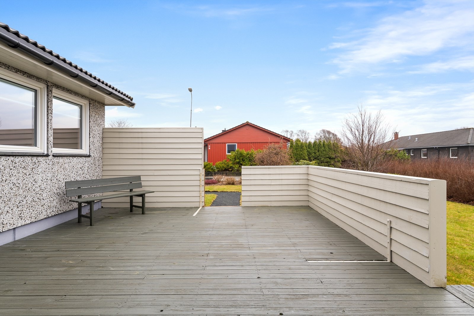 Utenfor finner man en stor kjekk terrasse Galleribilde