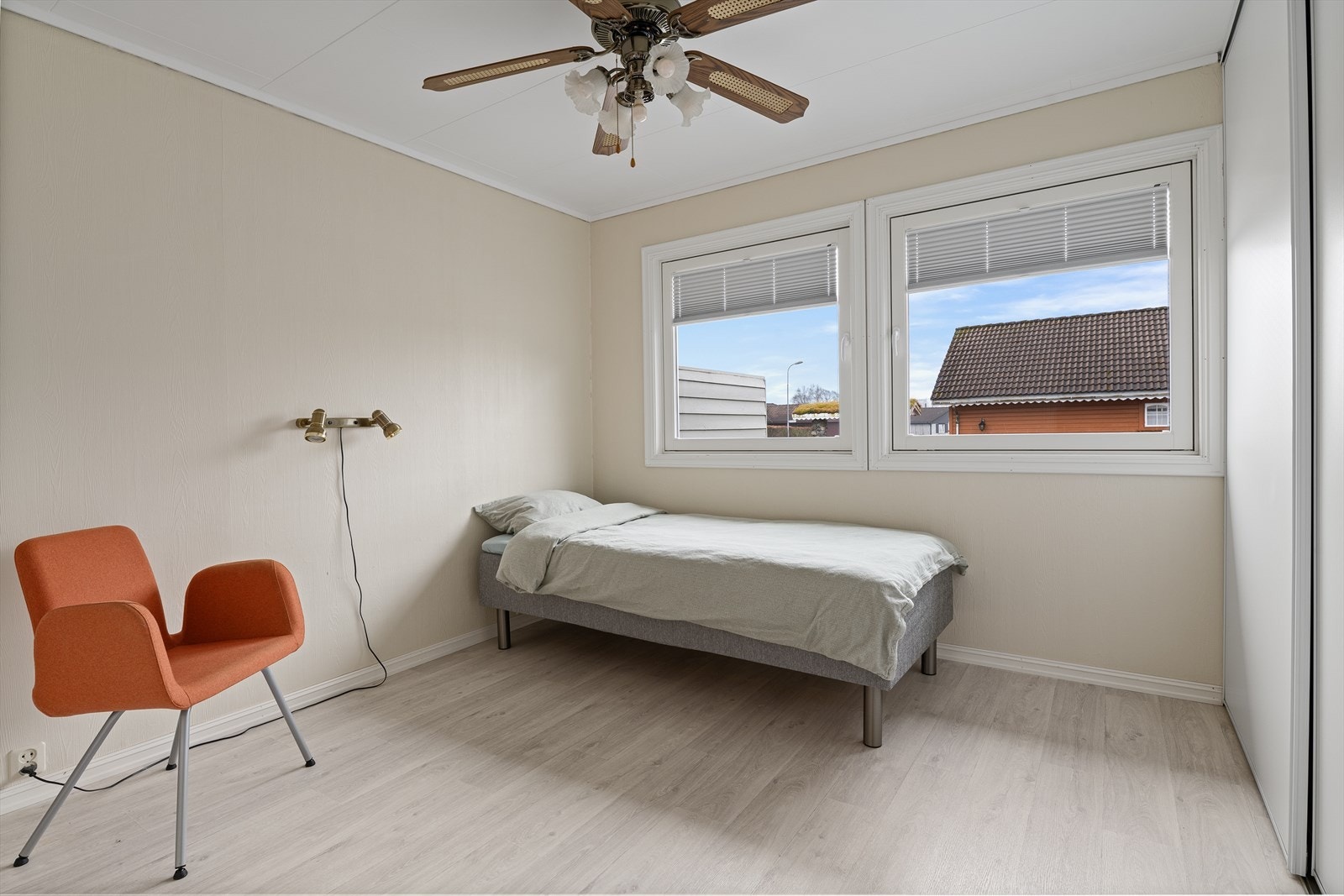 Luftig soverom med skyvedørs garderobe Galleribilde