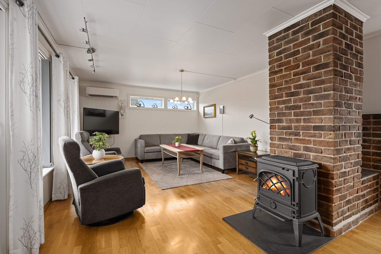 Eneboligens hovedetasje byr på stue med tilhørende spisestue, kjøkken, bad, toalettrom, og tre soverom Galleribilde