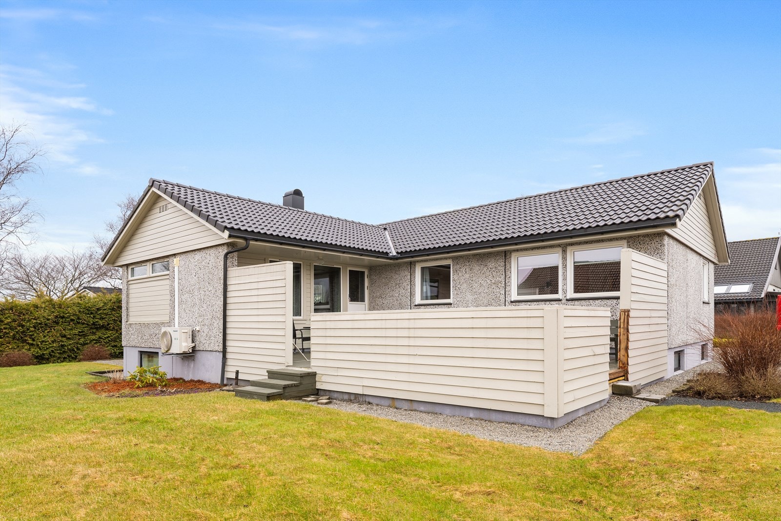 Rundt boligen har man et kjekt uteområde- perfekt for både store og små Galleribilde