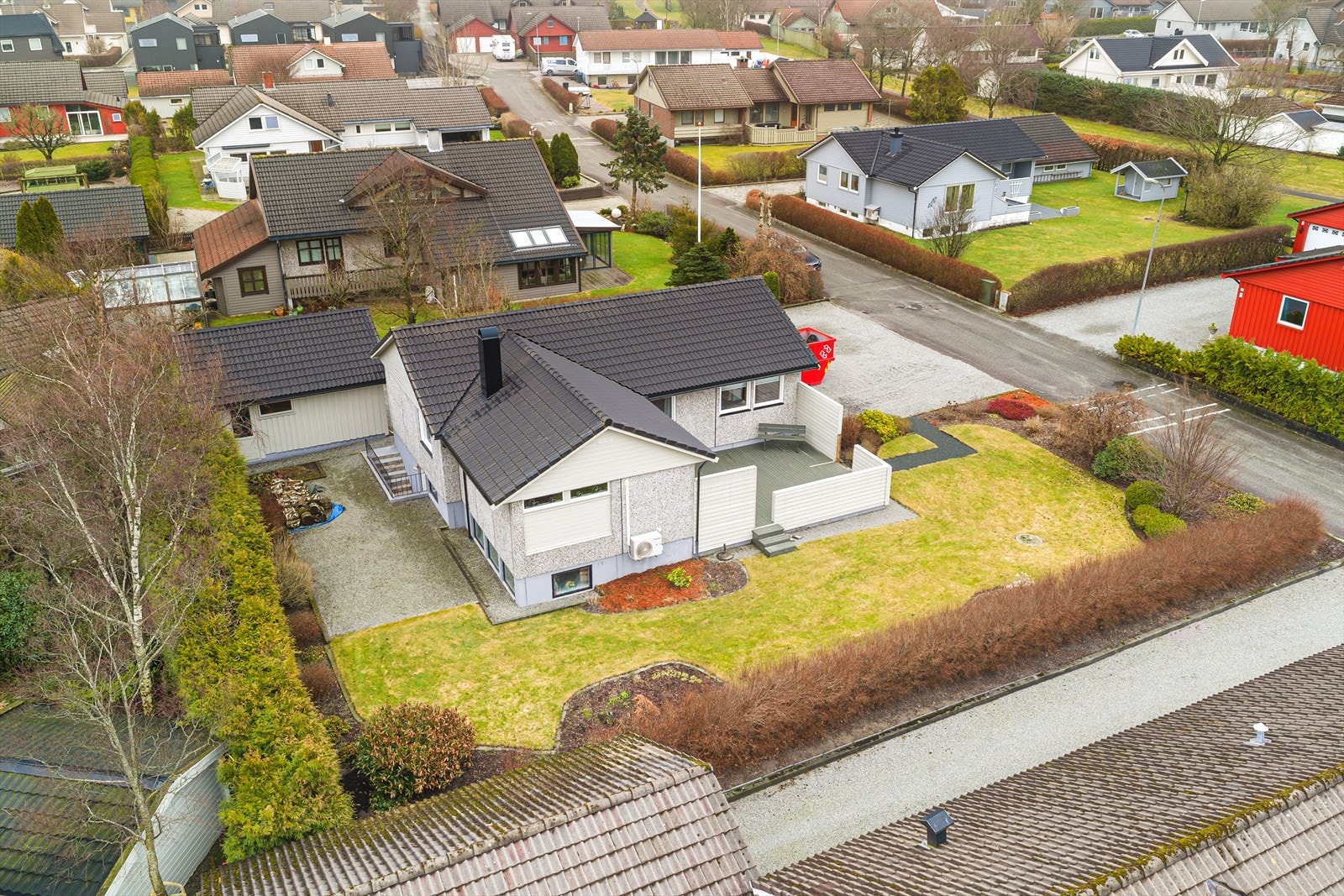 Monica Mørk Aase i EiendomsMegler1 Jærmegleren presenterer Kråkevegen 8 på Varhaug.
Foto: Asle Haukland Galleribilde