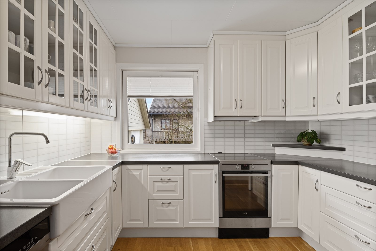 Her har man god benkeplass og masse oppbevaringsplass i skuffer og skap Galleribilde