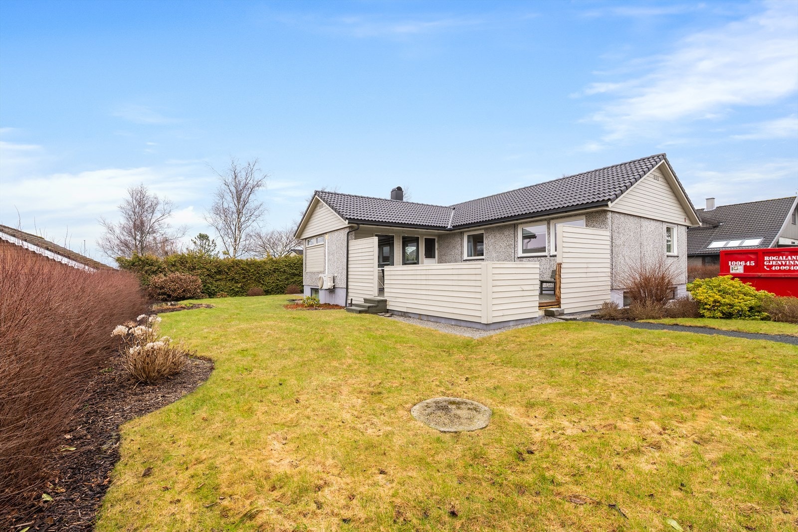 Den kjekke hagen som går rundt huset er perfekt for både store og små Galleribilde