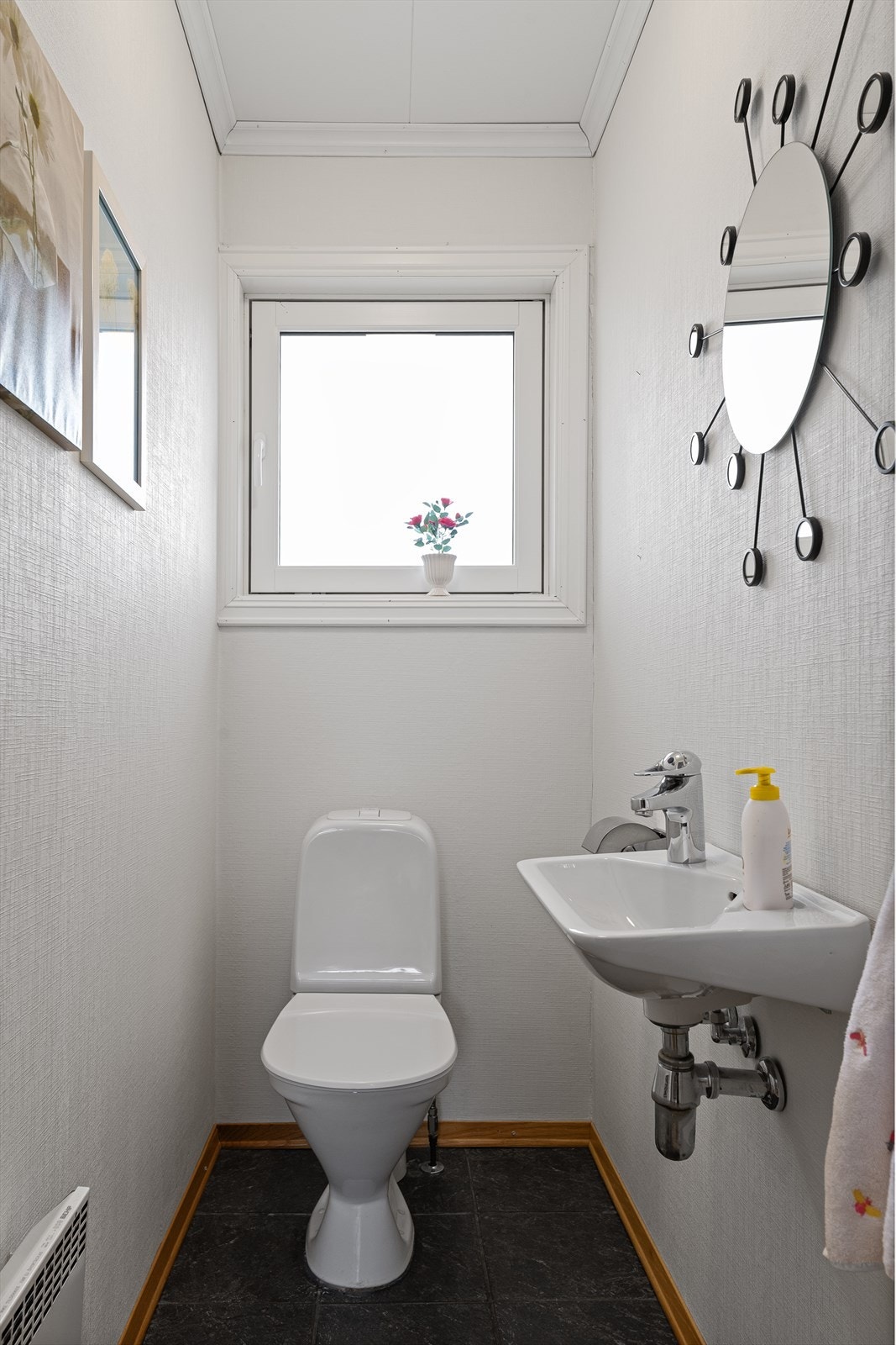 Toalettrommet ligger vegg i vegg med badet Galleribilde