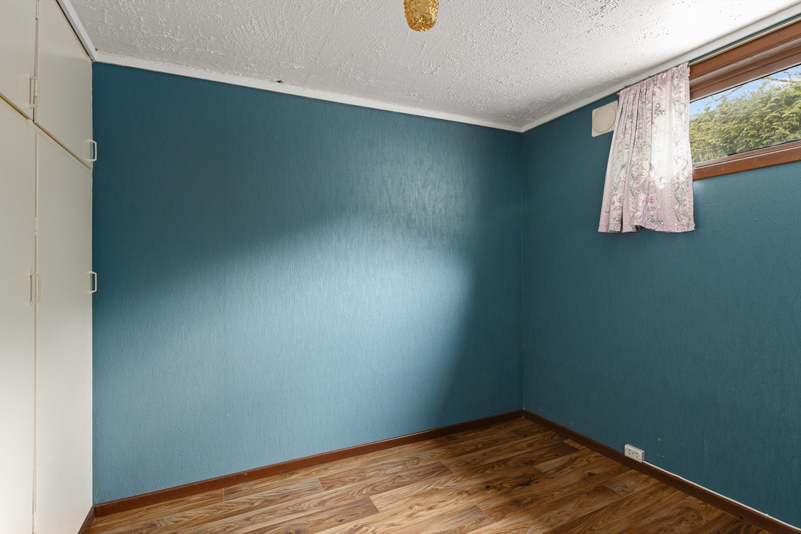 Innredningen avviker fra byggesøkte tegninger - rommet er ikke byggesøkt/godkjent. Galleribilde