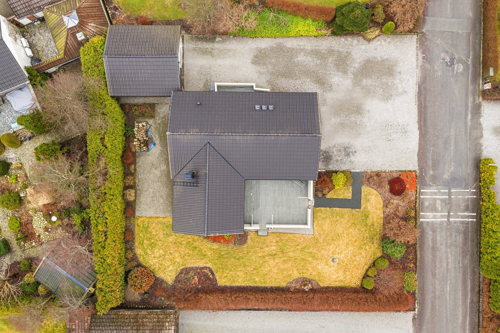 Her har man en romslig og pent opparbeidet tomt på 827 kvm Galleribilde