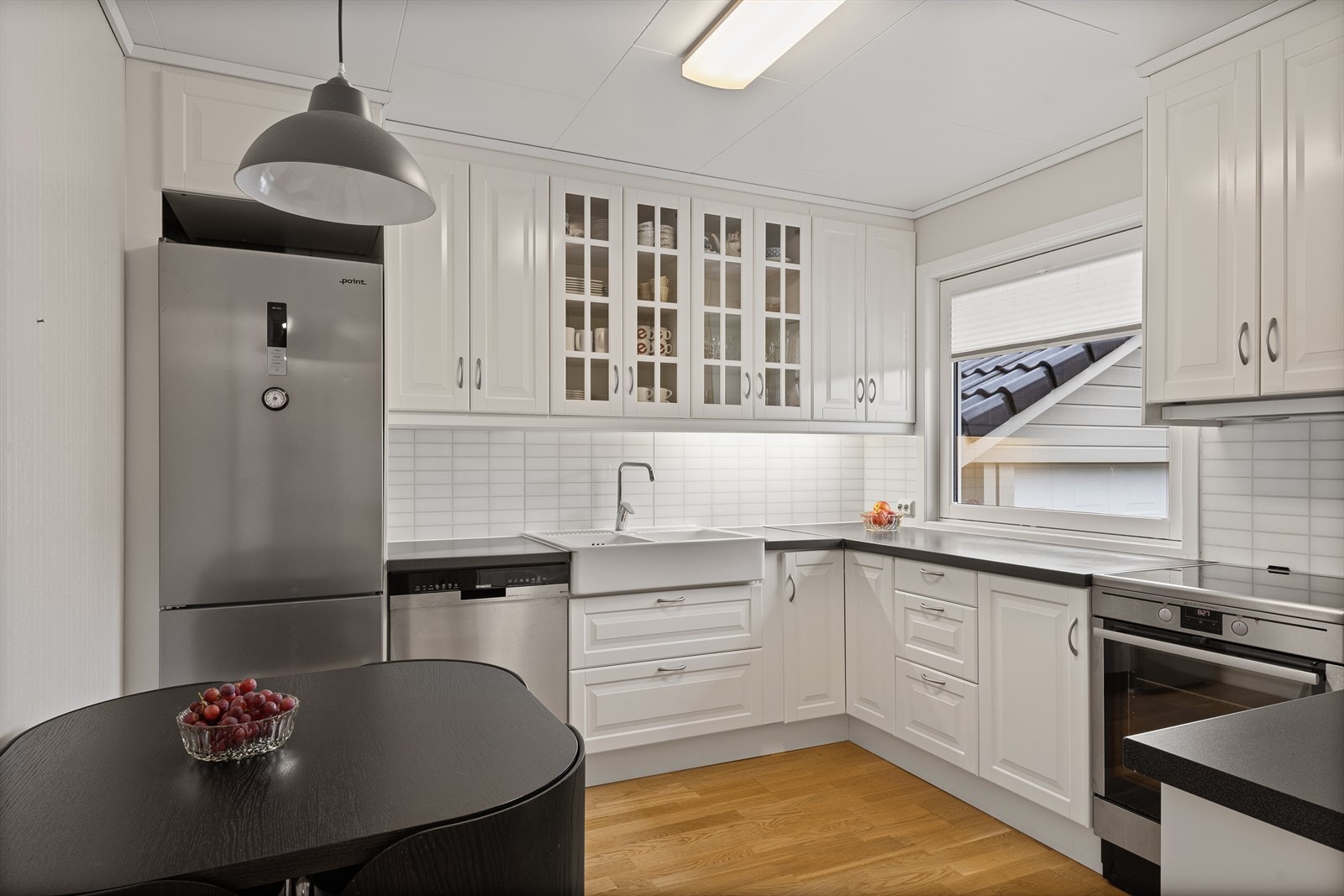 Tidløst kjøkken med plass til et lite spisebord Galleribilde