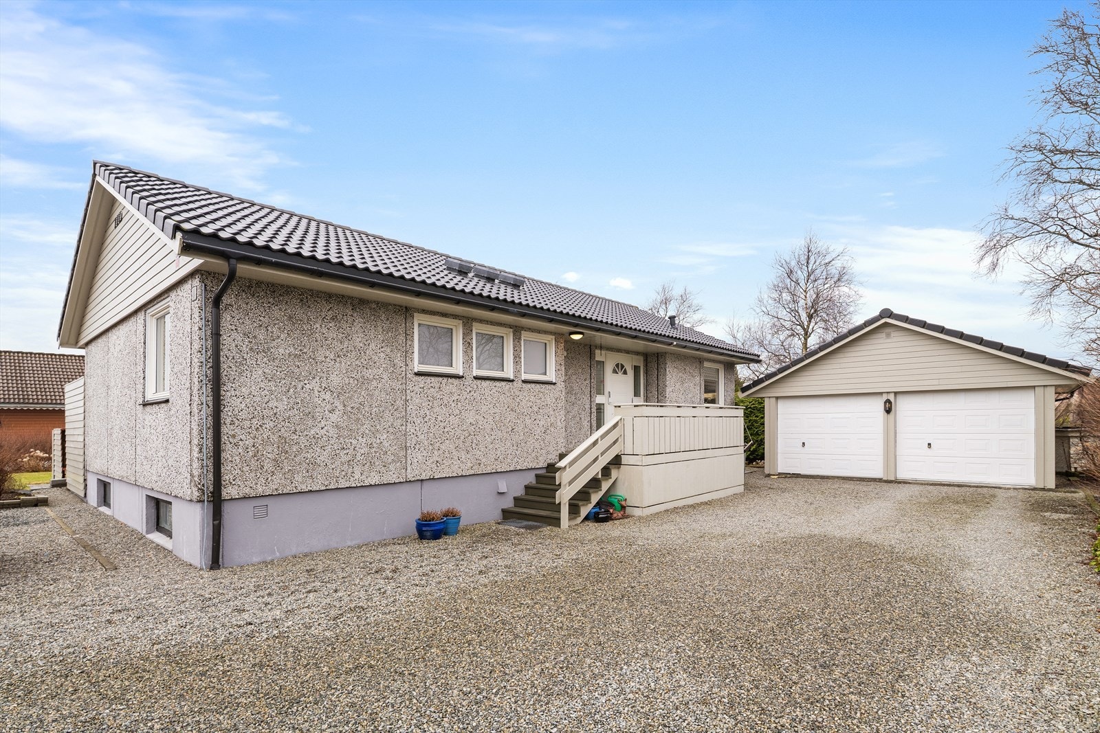 Eneboligen har et stort gårdsrom og dobbel garasje. Galleribilde