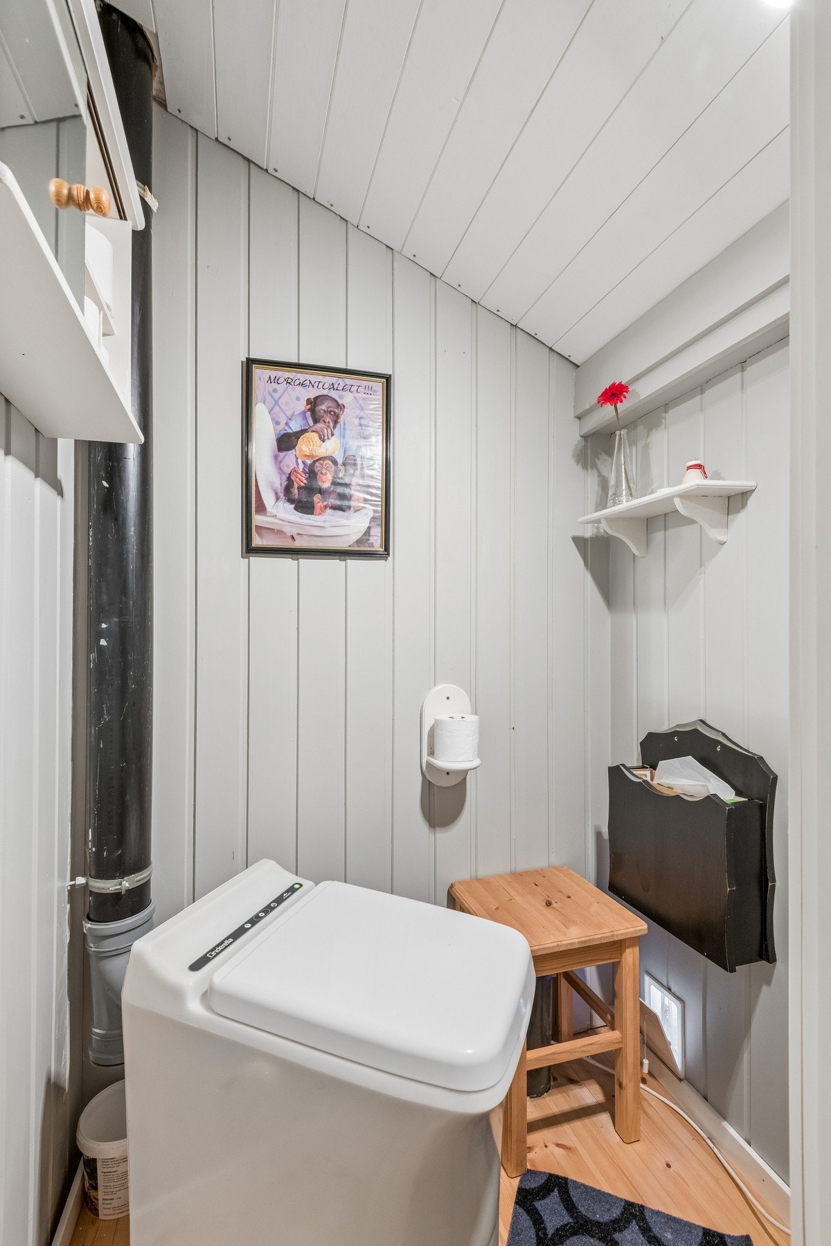 Toalettrom med Cindrella forbrenningstoalett. Galleribilde
