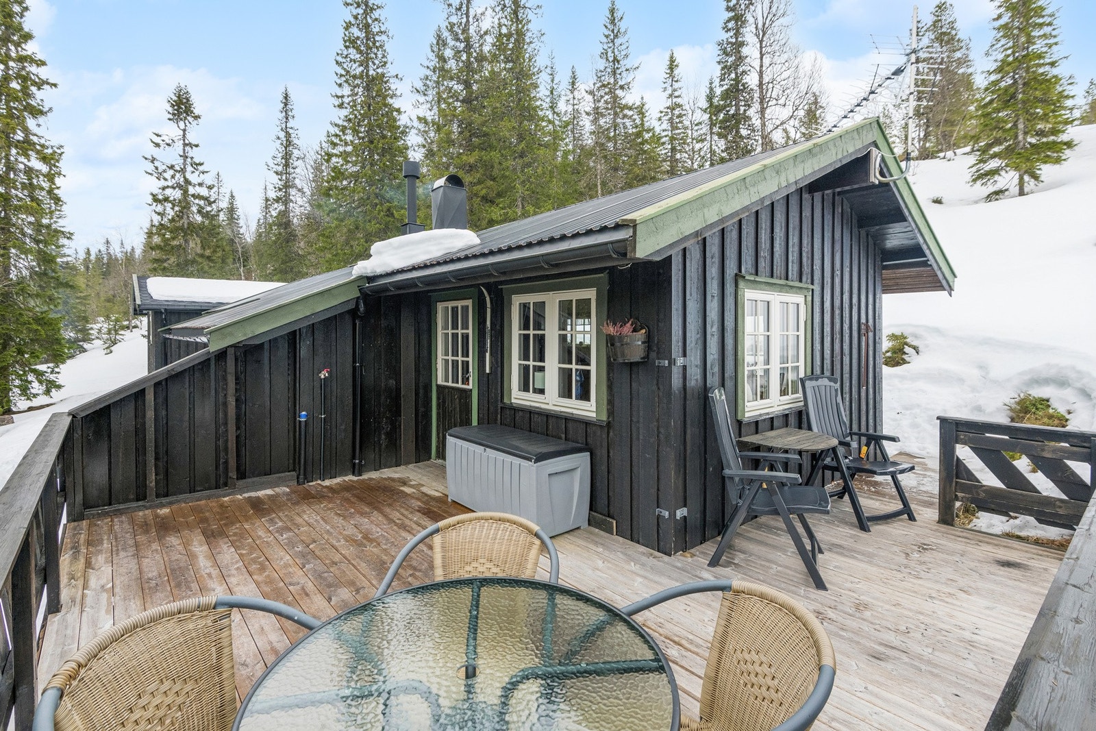På veranda har man god plass til hagemøbler. Her kan man nyte fine dager i naturskjønne omgivelser. Galleribilde