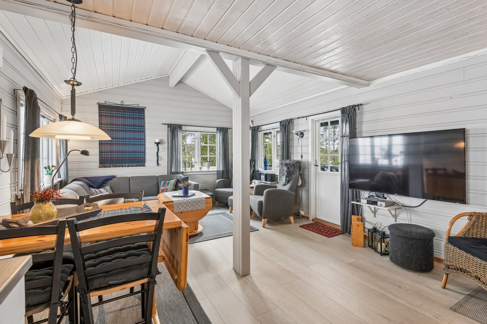 Fra stuen har man enkel adkomst til veranda med gode solforhold. Galleribilde