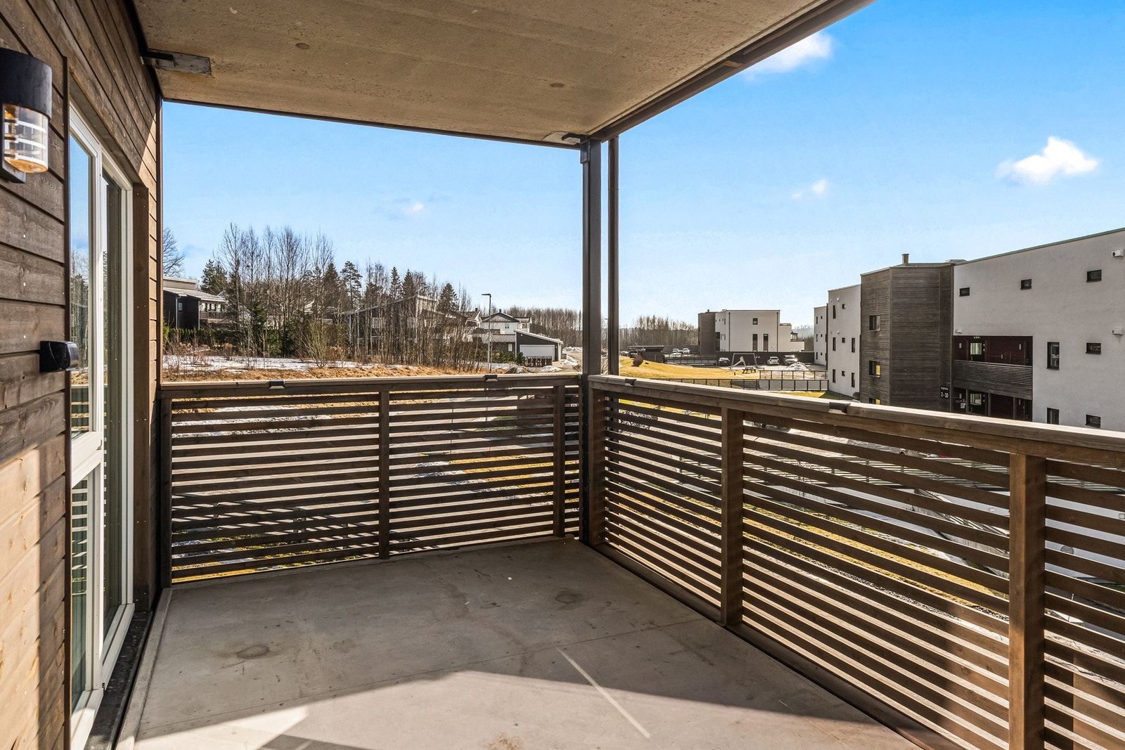 Fra stuen har man utgang til en herlig balkong med fin utsikt over skogsareal Galleribilde