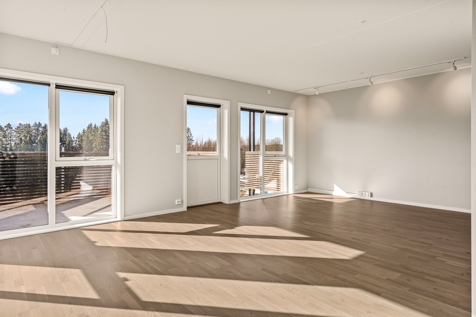 I stuen har man god plass for tv-krok, lounge og spiseplass Galleribilde