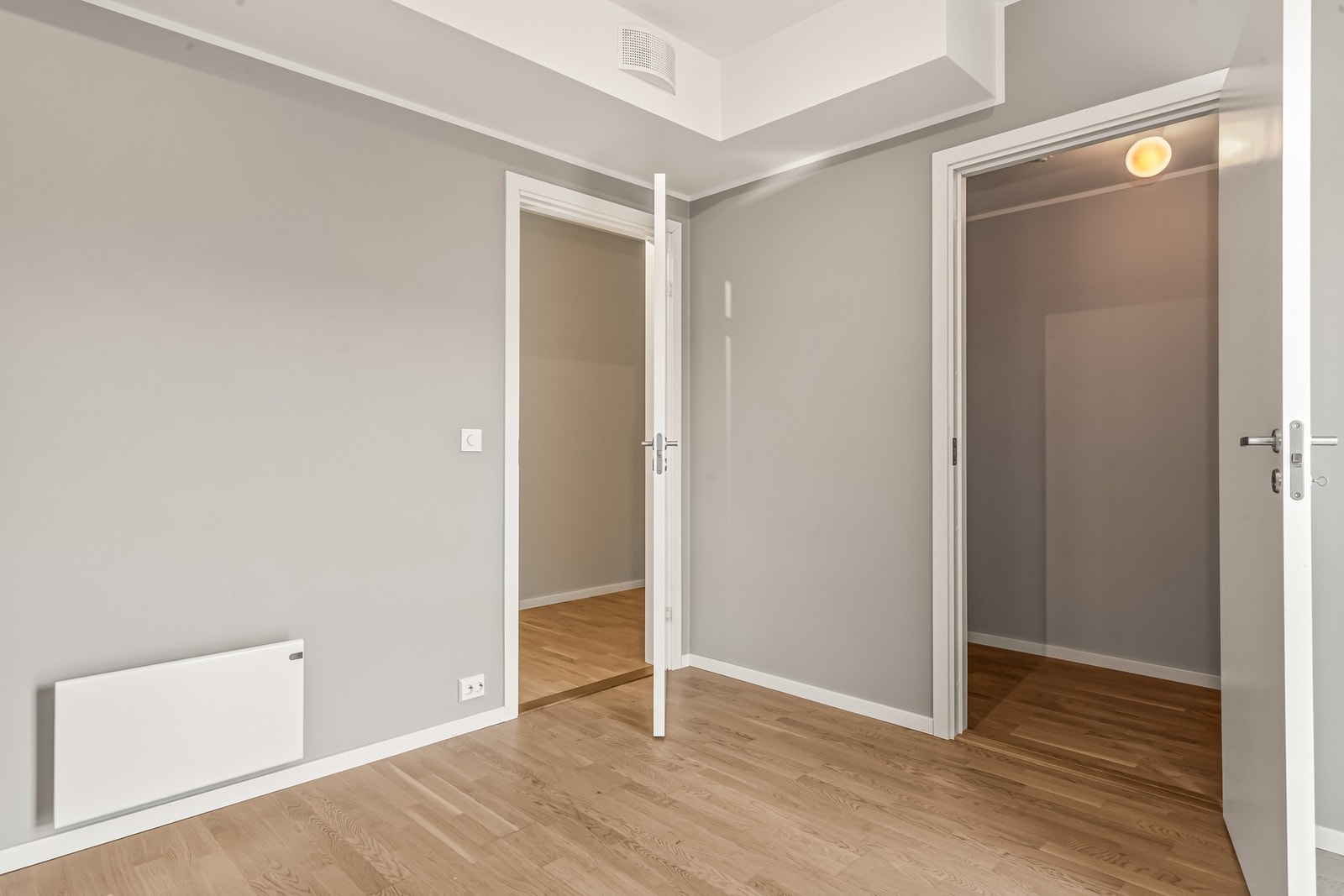 Fra soverommet har man tilgang til eget walk-in-closet Galleribilde
