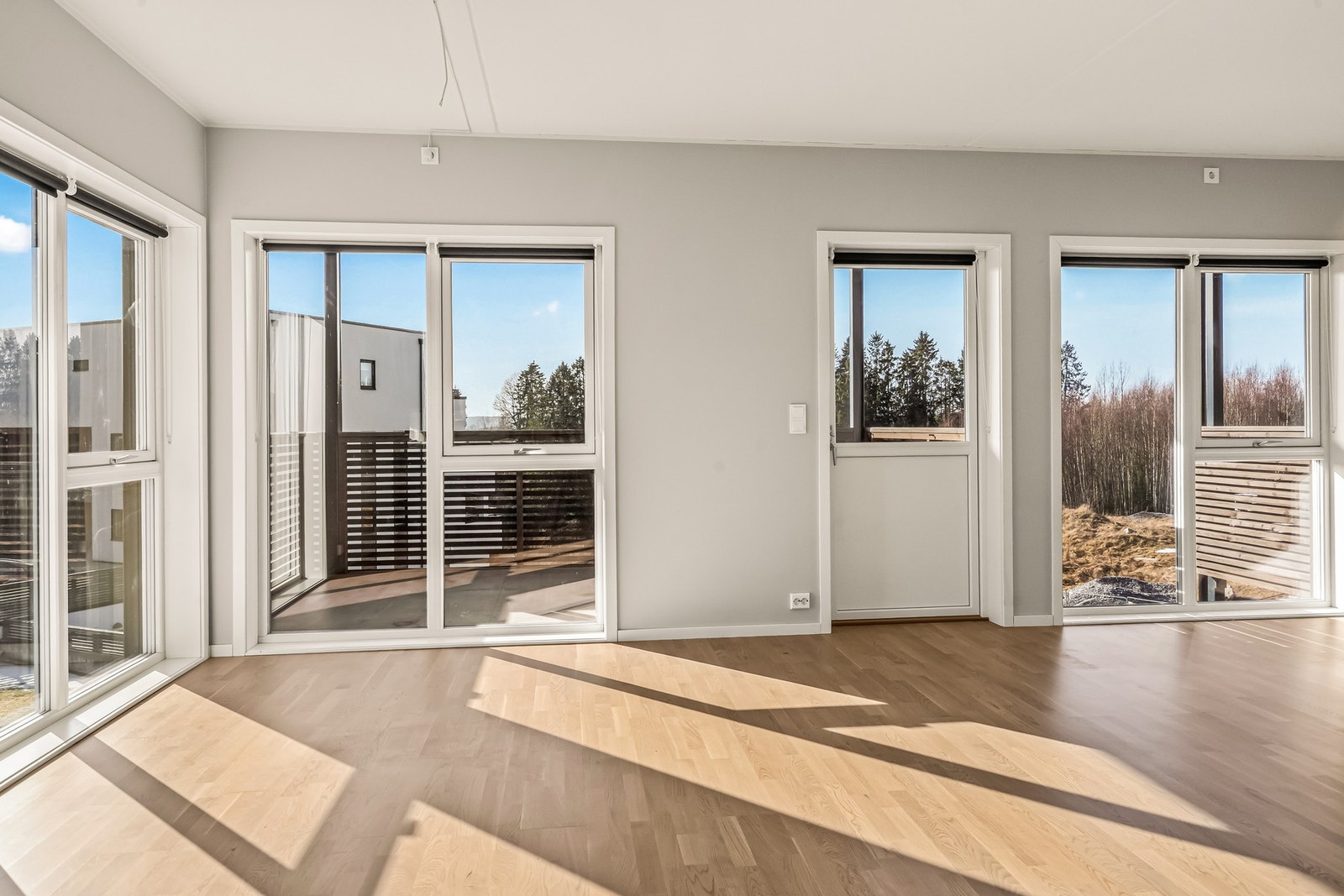 Utgang til vestvendt balkong med gode solforhold Galleribilde