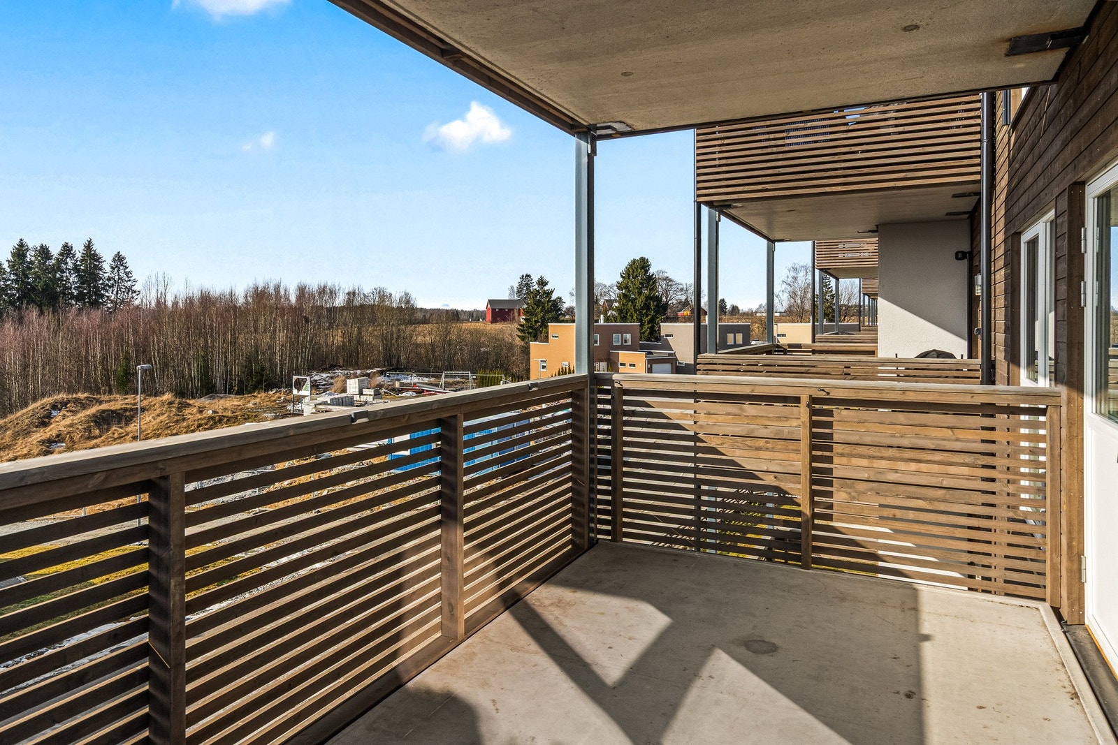 Balkongen har god plass til grill og større utemøblement Galleribilde