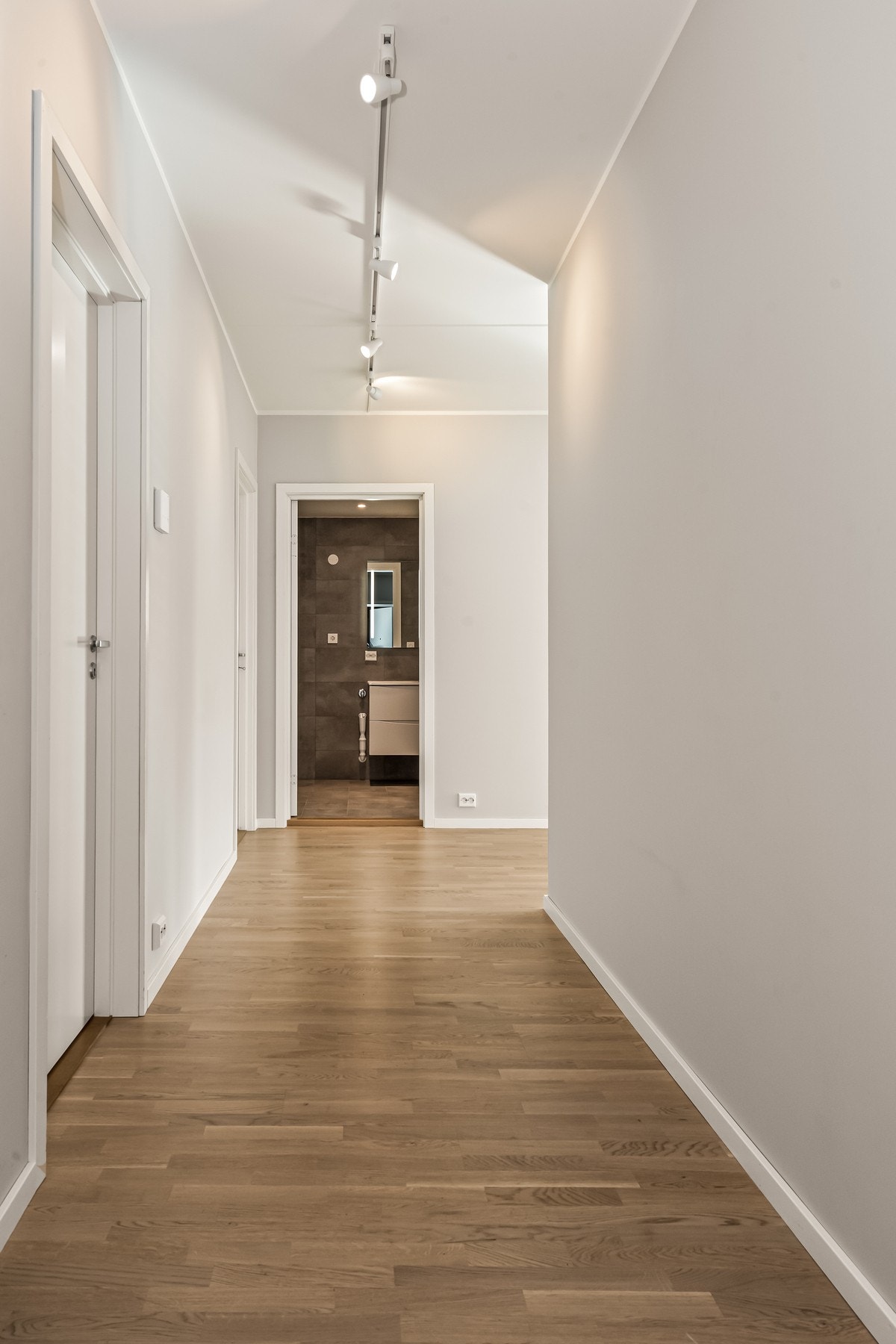 Romslig entrè med plass for oppheng av yttertøyet Galleribilde