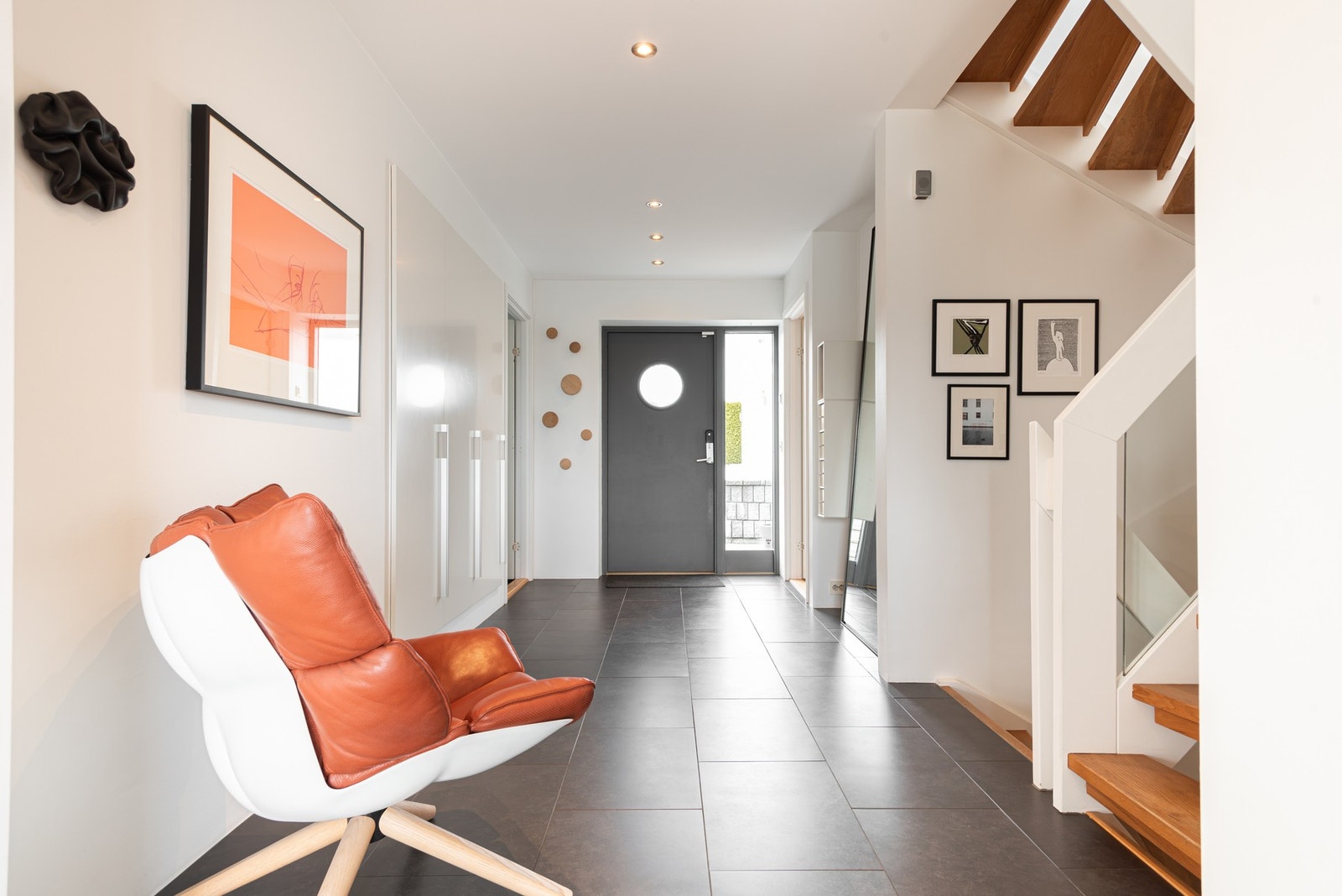 Lys og pen entrè/hall som gir et bra førsteinntrykk av boligen Galleribilde