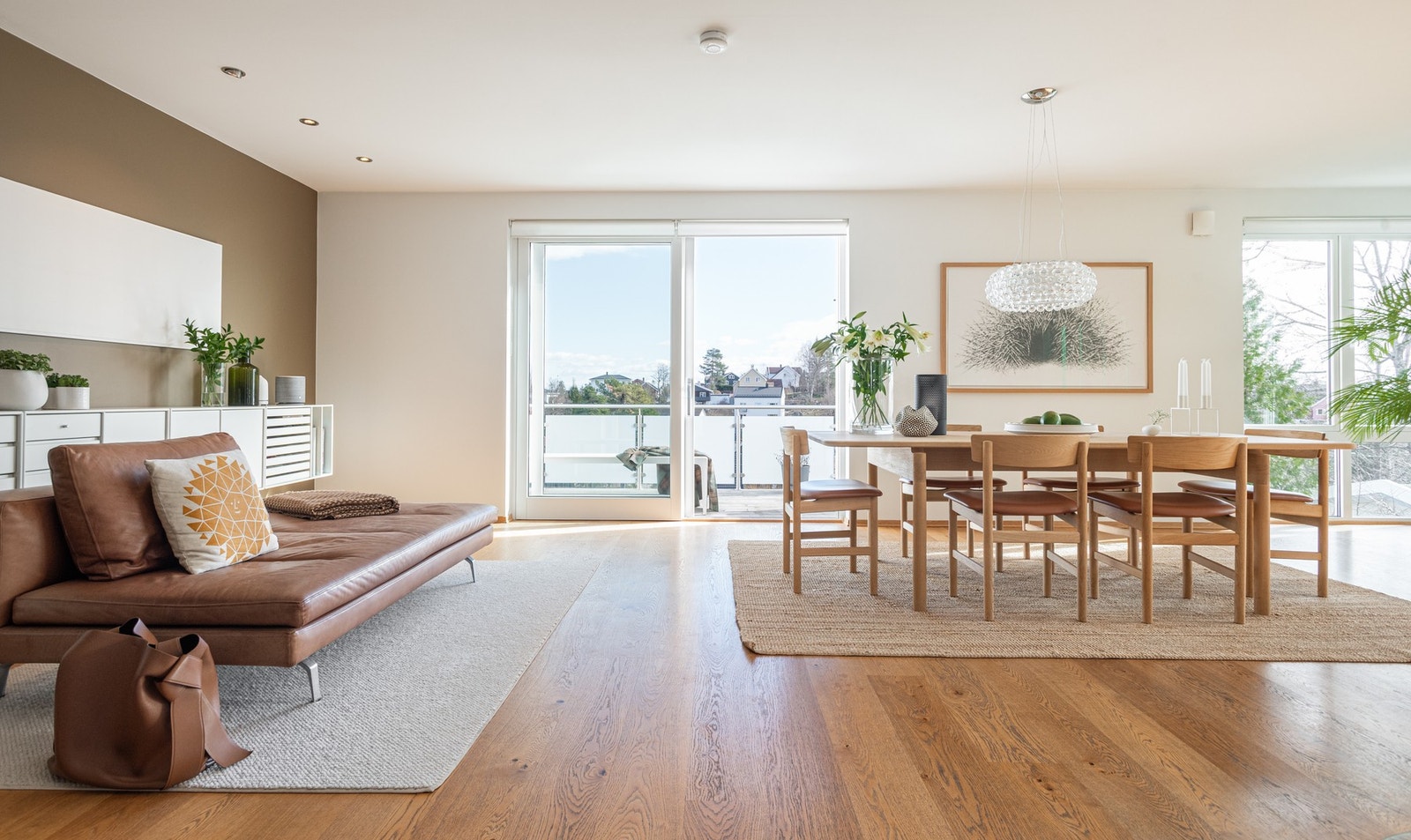 Luftig og store rom med mye naturlig lys Galleribilde