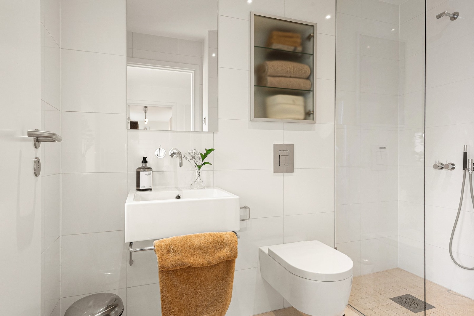 Pent flislagt bad i 1. etasje Galleribilde