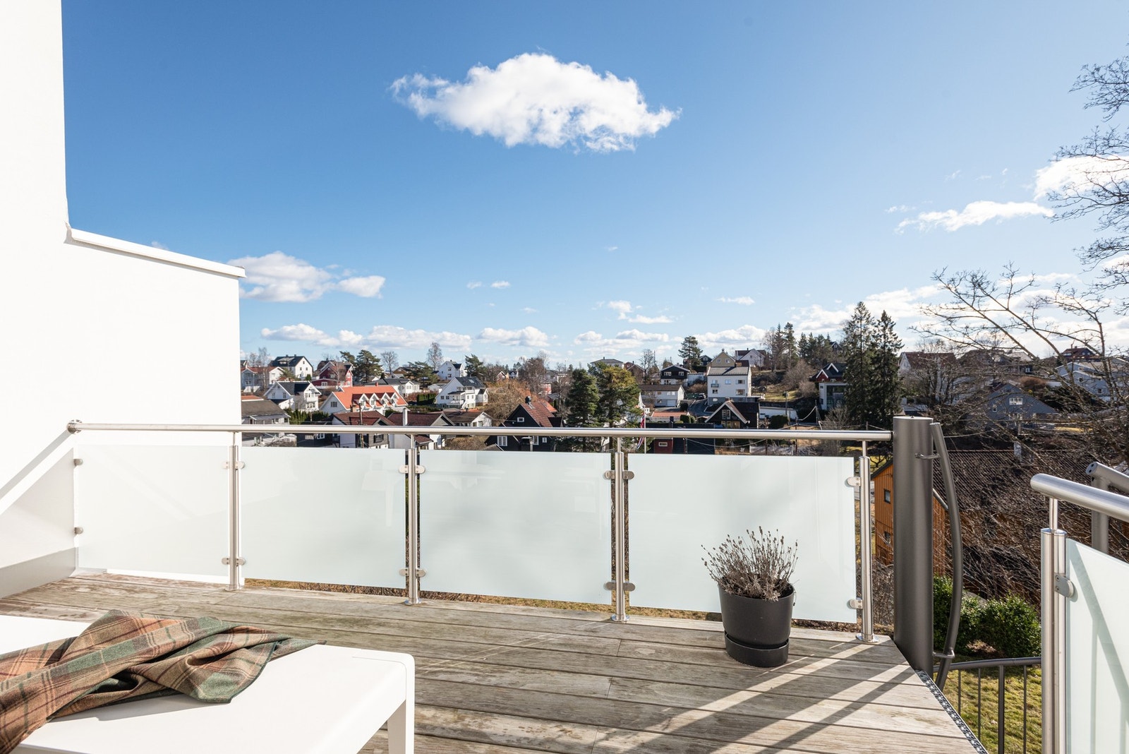 Fra stuen i 1. etasje har du utgang ut til terrasse og hagen Galleribilde