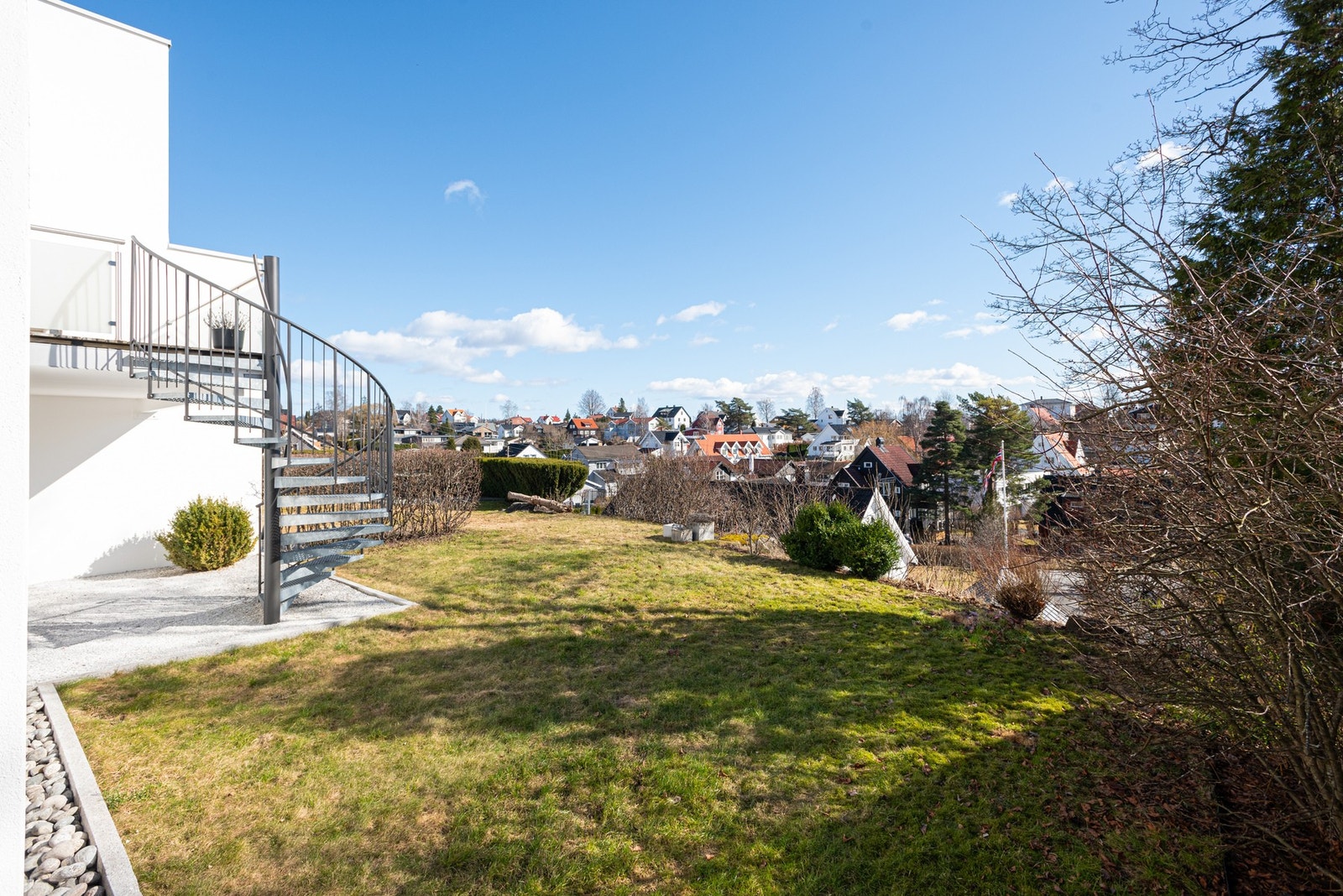 Pent opparbeidet og solrik tomt Galleribilde