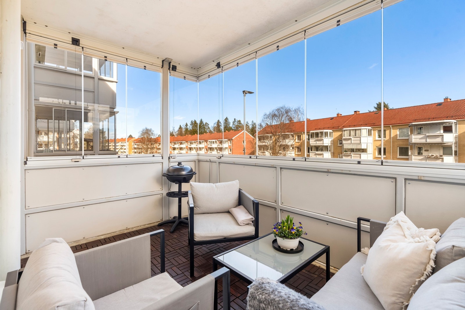 Det er montert stikkontakt og varmelampe som gjør at sommeren kan starte før og forlenges! Galleribilde