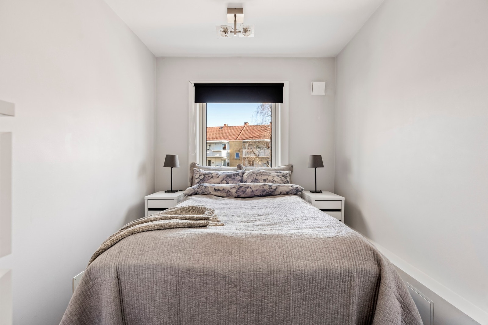 Trivelig soverom med plass til dobbeltseng, Galleribilde