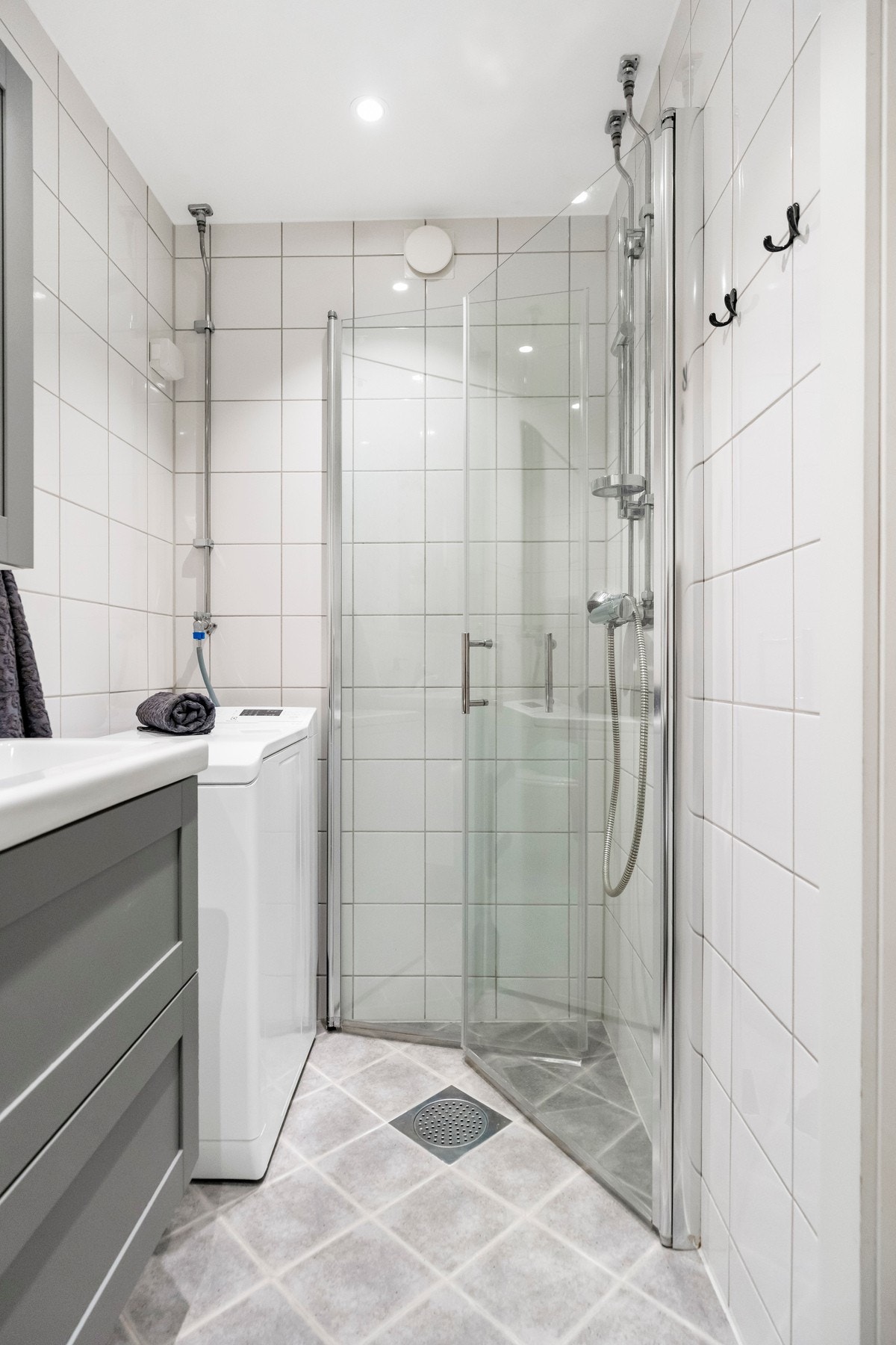 Opplegg for vaskemaskin gjør badet funksjonelt for hverdagsbruk. Galleribilde