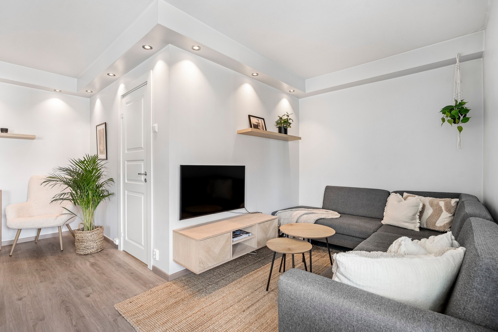 Det er god plass til å møblere med sofagruppe, sofabord, medievegg og spisebord. Galleribilde